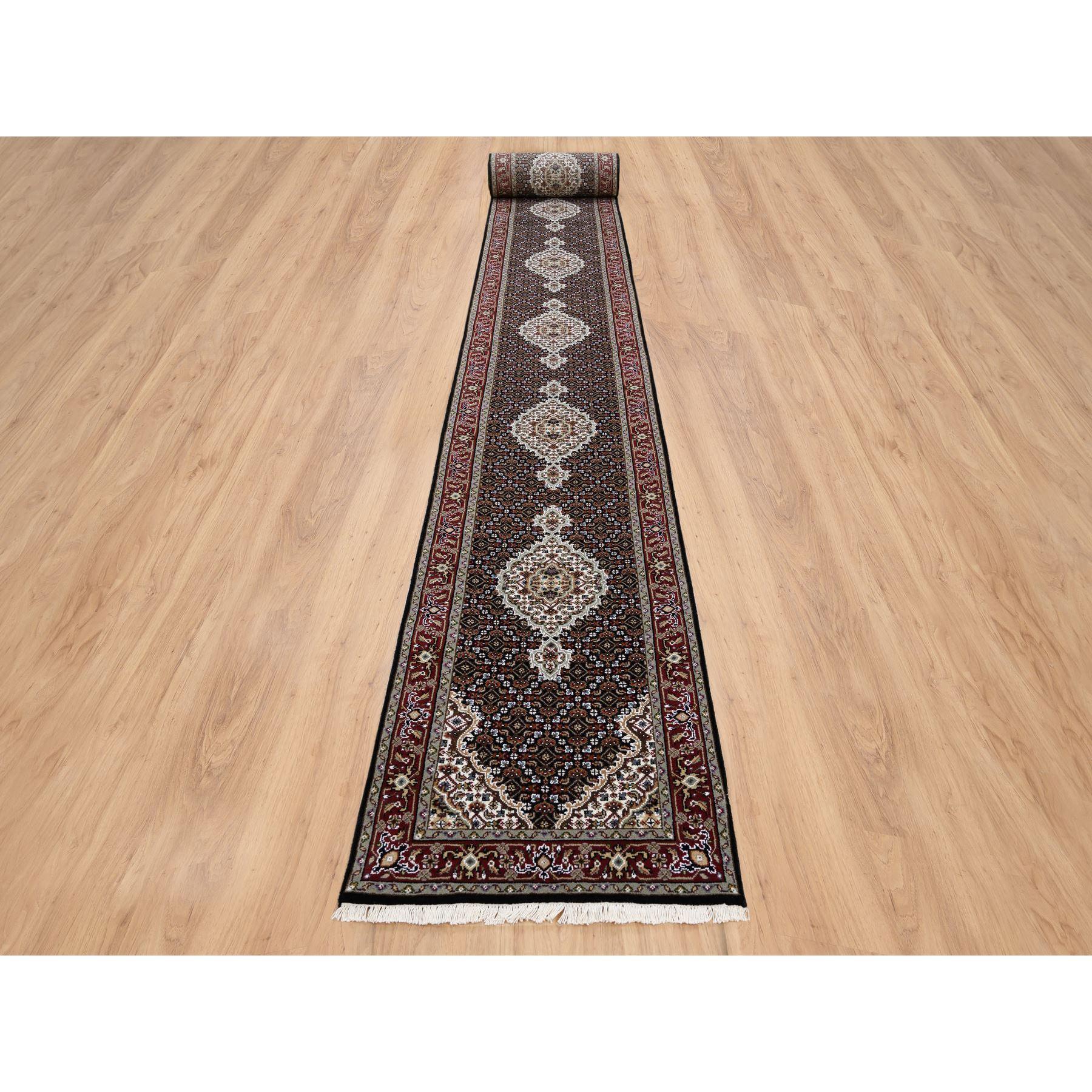 Si tratta di un autentico esemplare unico di Tappeto orientale Rich Black annodato a mano in morbida lana 175 KPSI Tabriz Mahi con medaglione di pesci XL Runner. È stato annodato per mesi e mesi con tecniche artigianali di tessitura secolari da