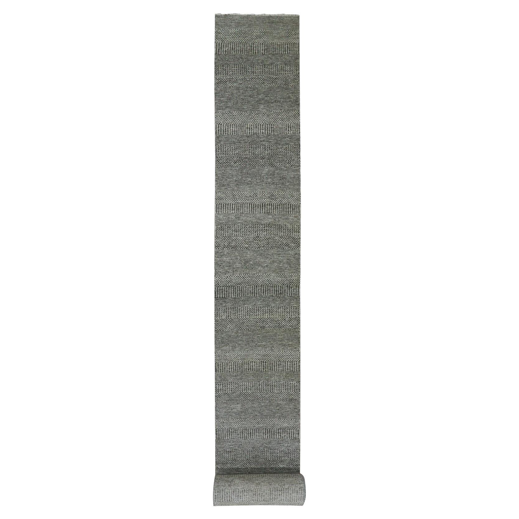 2'4"x27'9" Monument Gray - Tapis de couloir oriental gris non teinté et noué à la main