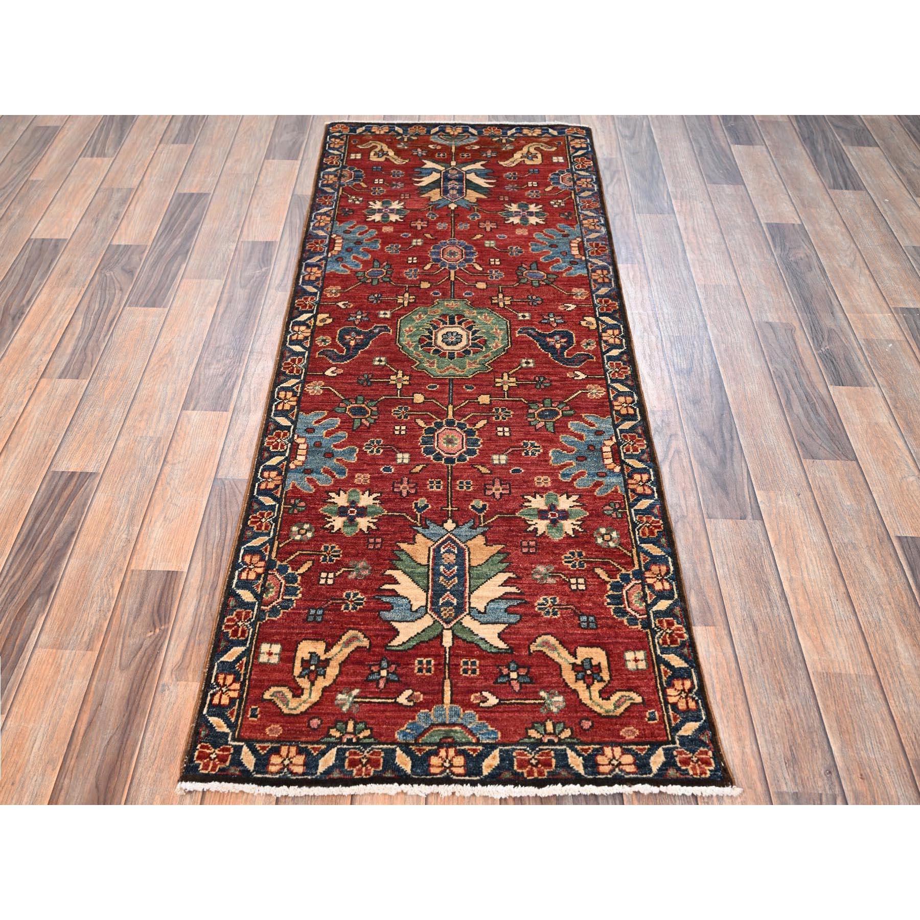 Auburn Red, Northwest Persian, Antiqued Heriz Design, Aryana Collection, Hand Knotted, Vegetable Dyes, Soft Pile, High Mountain Wool, Densely Woven, Narrow Runner, Oriental Rug
Matières premières : Laine
Latex : Pas de poils 
hauteur : 0,25