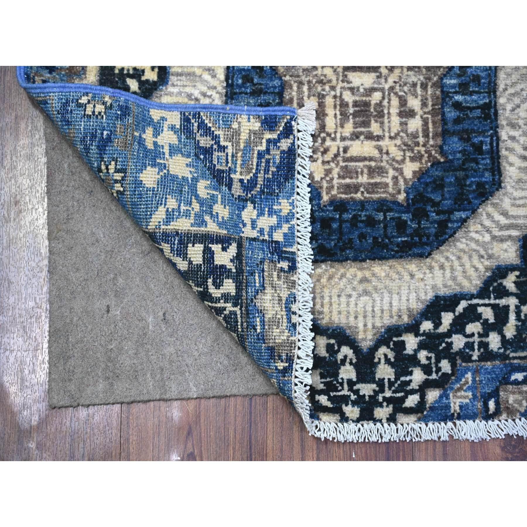 Se trata de una auténtica alfombra oriental de diseño Aryana anudada a mano. Ha sido anudada durante meses y meses con técnicas artesanales de tejido centenarias por expertos artesanos.
Materiales primarios: Lana 
Látex: Sin pelo 
altura: 0,25
