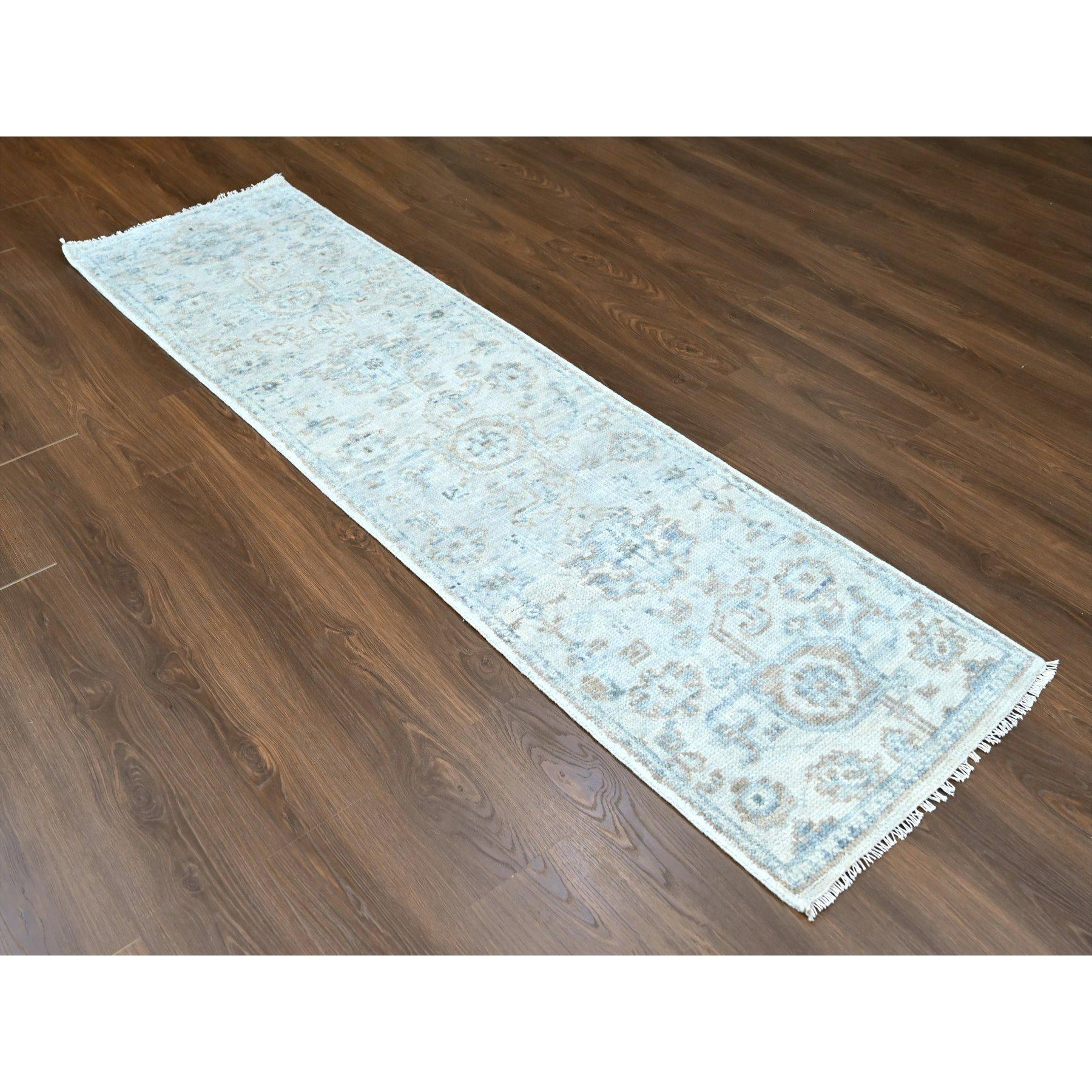 Pastellgrau, Oushak Design, Supple Collection, Ton in Ton, Handgeknüpft, Reine Wolle, Plüsch und üppig, Läufer, Orientteppich
Primäre MATERIALIEN: Wolle
Latex: Kein Flor 
Höhe: 0,25 Zoll
Stil: Transitional
Grundfarbe: Grau
Sekundäre Farben: Braun,