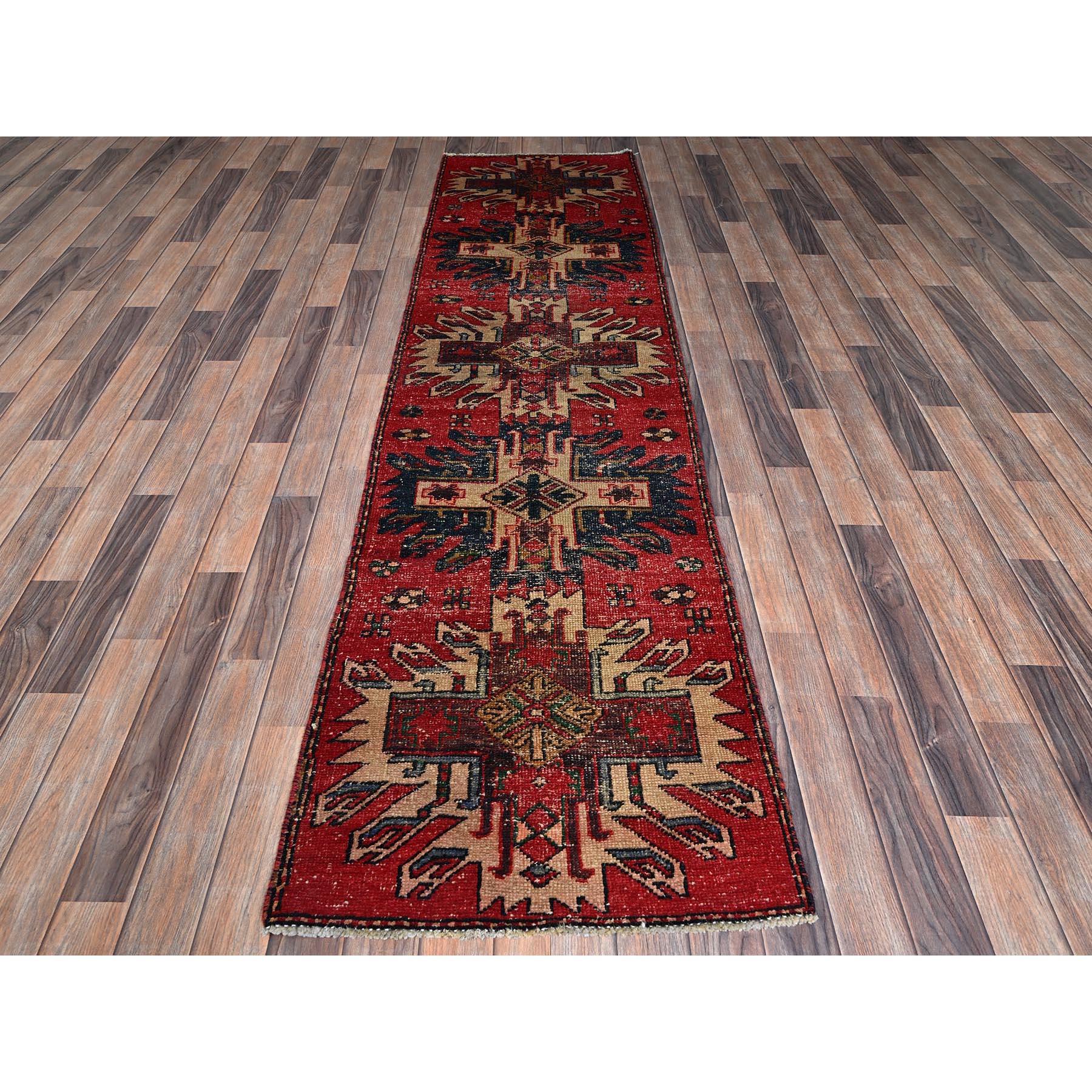 Rosso scarlatto, Karajeh persiano d'epoca con medaglioni geometrici, tosato basso, a pelo zero, consumato in modo uniforme, lati e estremità fissati professionalmente, pulito, annodato a mano, pura lana, runner stretto, tappeto orientale
Materiali