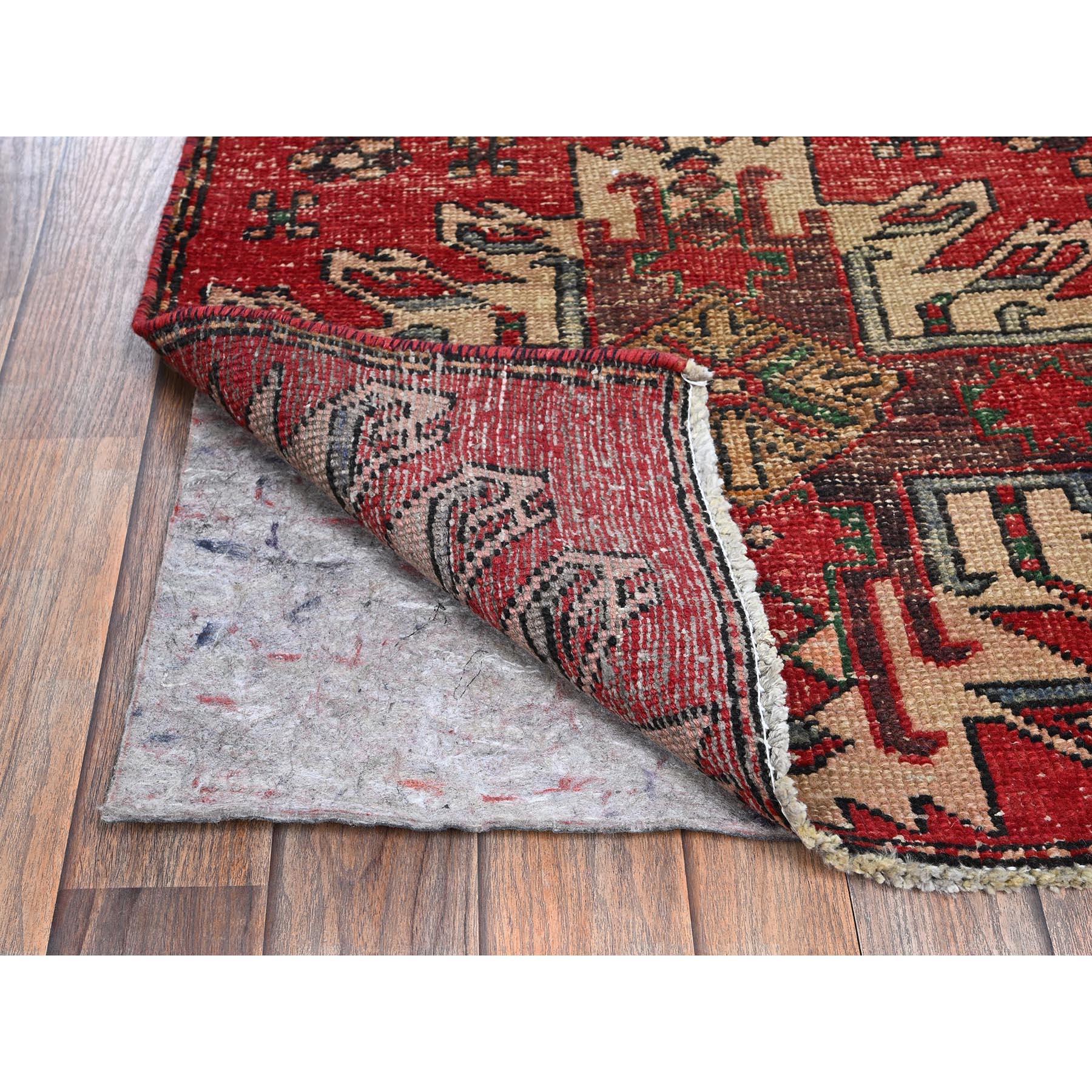 Tribale Tappeto Runner rosso scarlatto Vintage Persiano Karajeh annodato a mano in pura lana in vendita