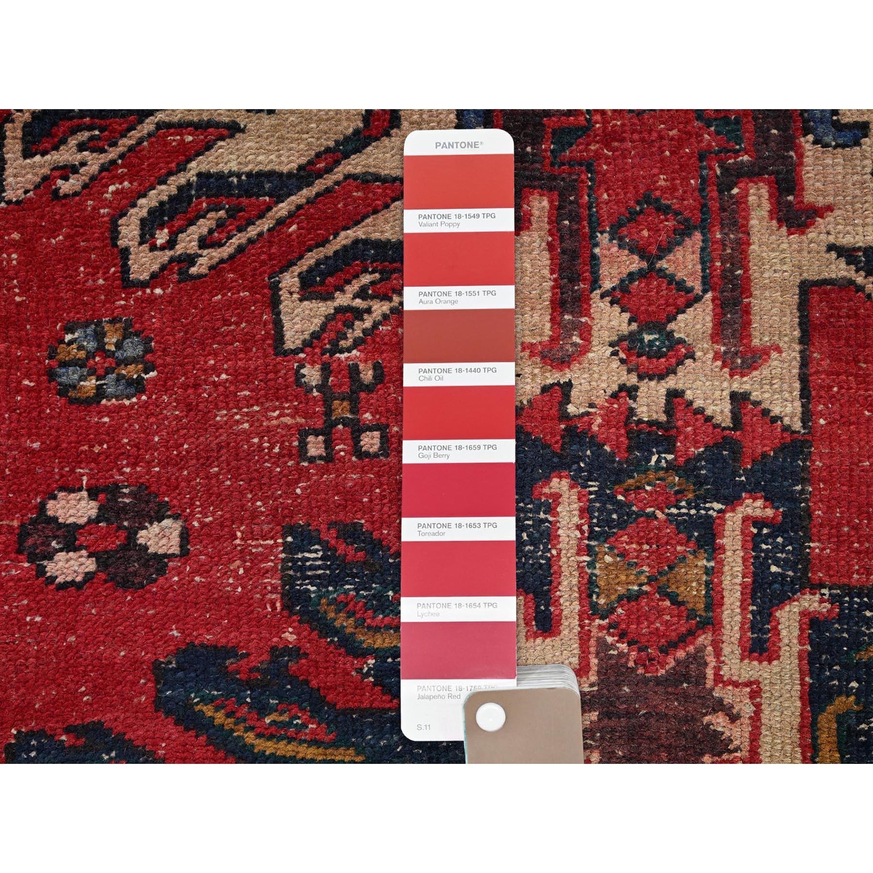 Annodato a mano Tappeto Runner rosso scarlatto Vintage Persiano Karajeh annodato a mano in pura lana in vendita