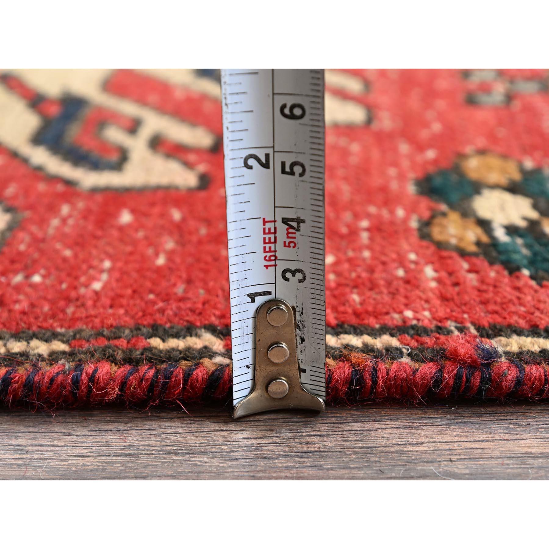 Metà XX secolo Tappeto Runner rosso scarlatto Vintage Persiano Karajeh annodato a mano in pura lana in vendita