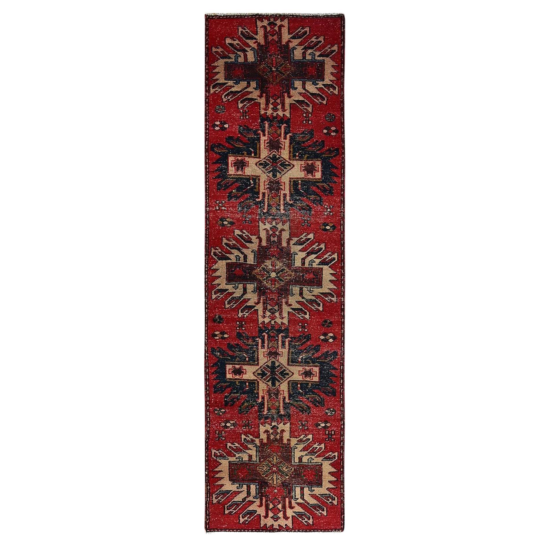 2
4 "x9
Rouge écarlate Vintage Persan Karajeh Tapis de course en pure laine nouée à la main