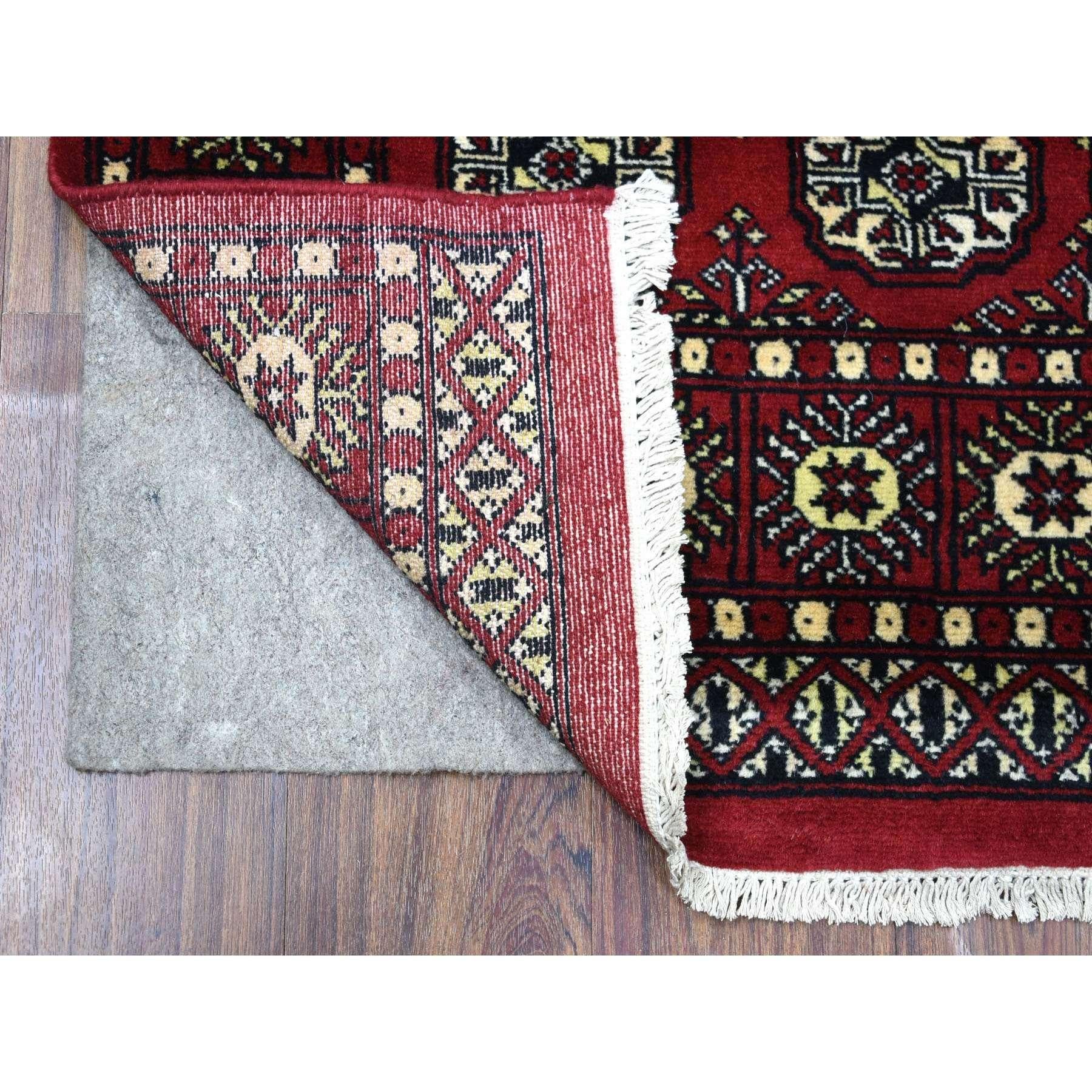 Si tratta di un autentico esemplare unico di Mori Bokara in morbida lana rossa annodata a mano con medaglioni geometrici dal design orientale. È stato annodato per mesi e mesi con tecniche di tessitura secolari da esperti artigiani.
Materiali
