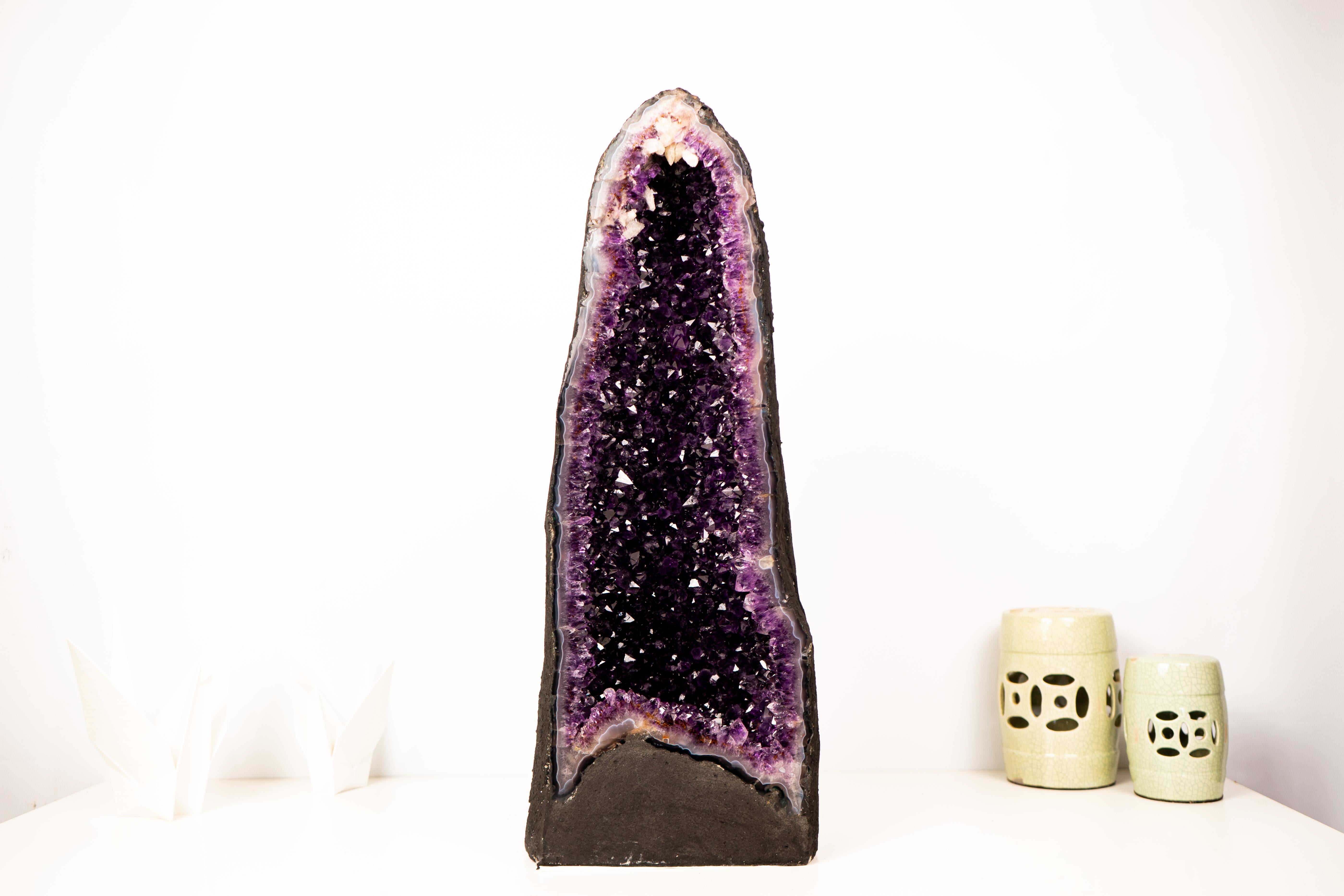 Géode d'améthyste mauve foncé de 25