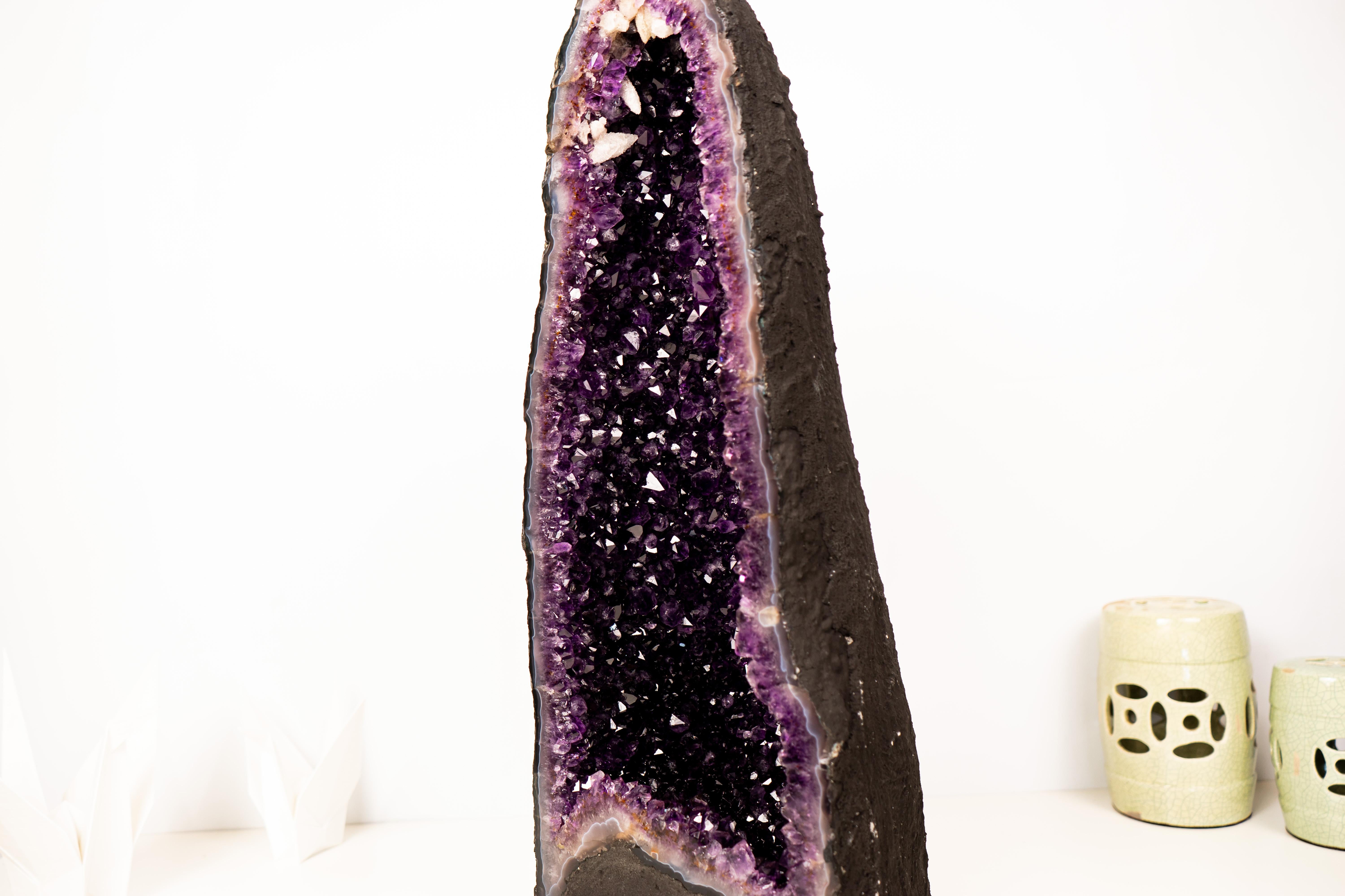 Géode exquise de 24 pouces en améthyste avec druzy violet riche de qualité AAA

▫️ Description

Cette magnifique géode d'améthyste de 25 pouces de haut est la pièce d'apparat parfaite pour rehausser votre collection de cristaux ou votre luxueuse