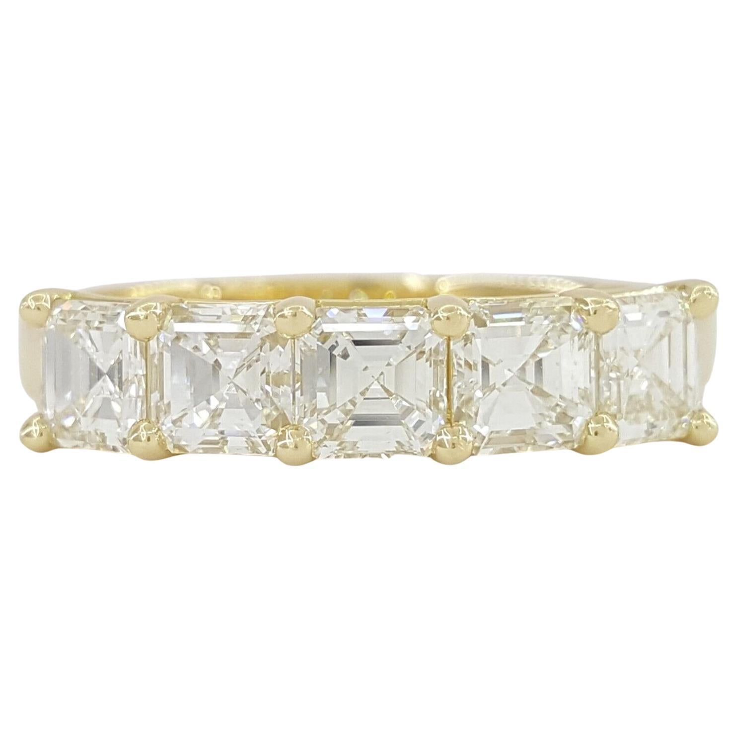 Bague jonc en or jaune 18 carats avec 5 pierres taille émeraude de 2,5 carats Neuf - En vente à Chicago, IL