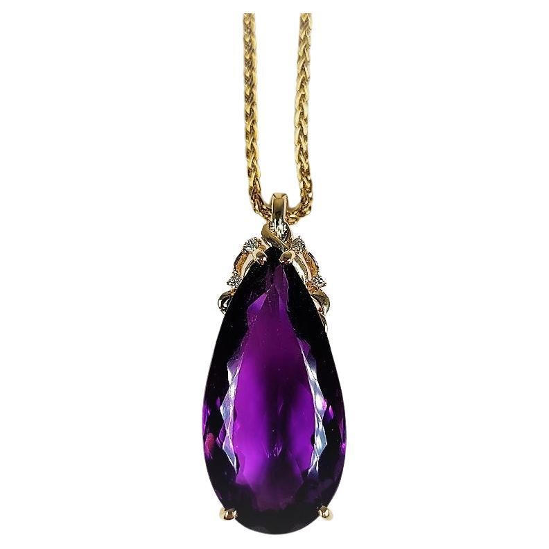 Chaîne en or jaune ornée d'une améthyste de 25 carats et de diamants en vente
