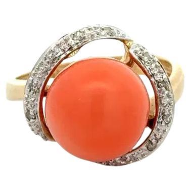Anello da cocktail in oro con corallo rotondo e diamanti da 2,5 carati