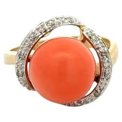 Anello da cocktail in oro con corallo rotondo e diamanti da 2,5 carati