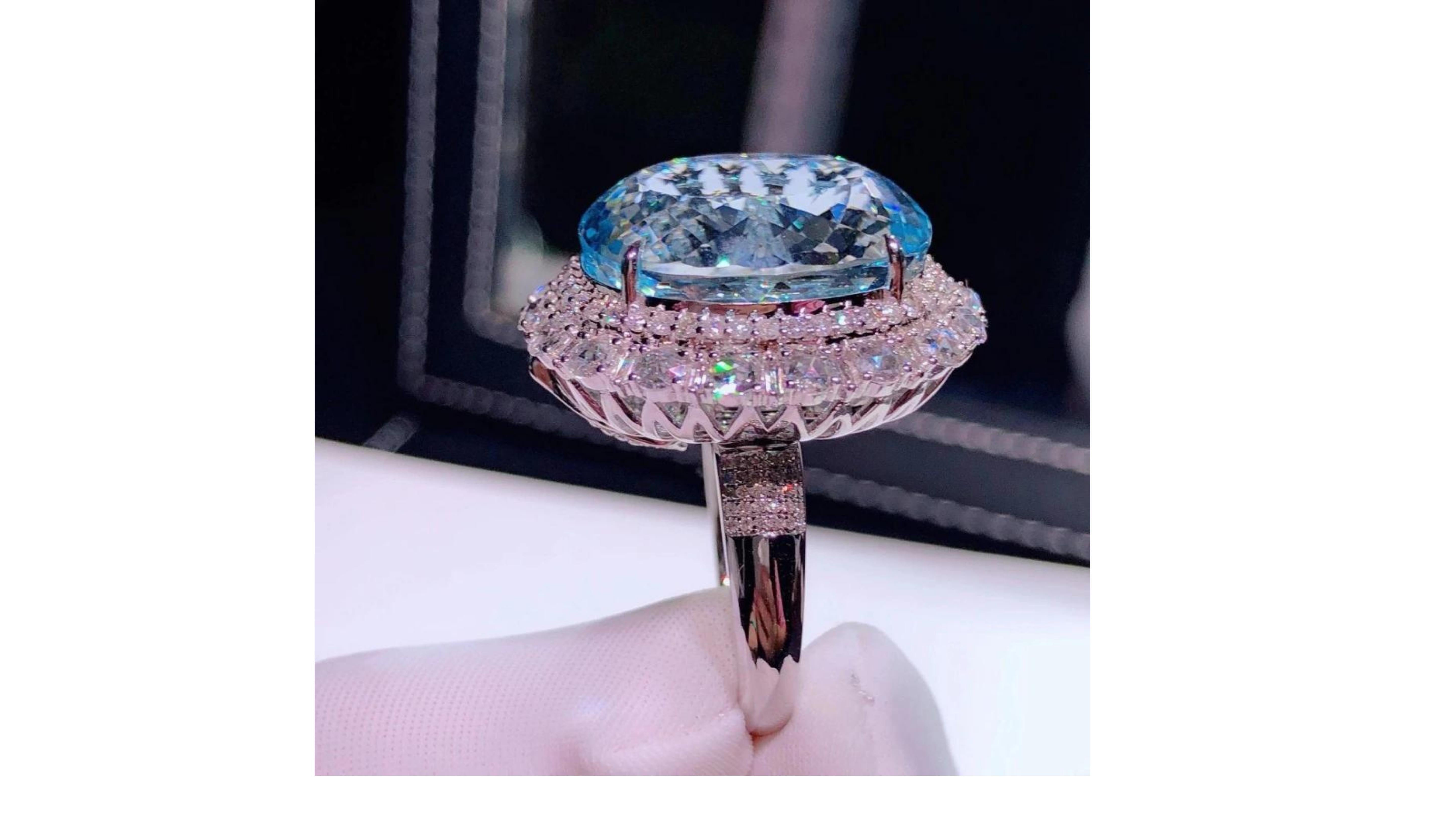 Contemporary 25 Carat Aquamarine Diamond Ring 18 Karat white Gold and Pendant For Sale