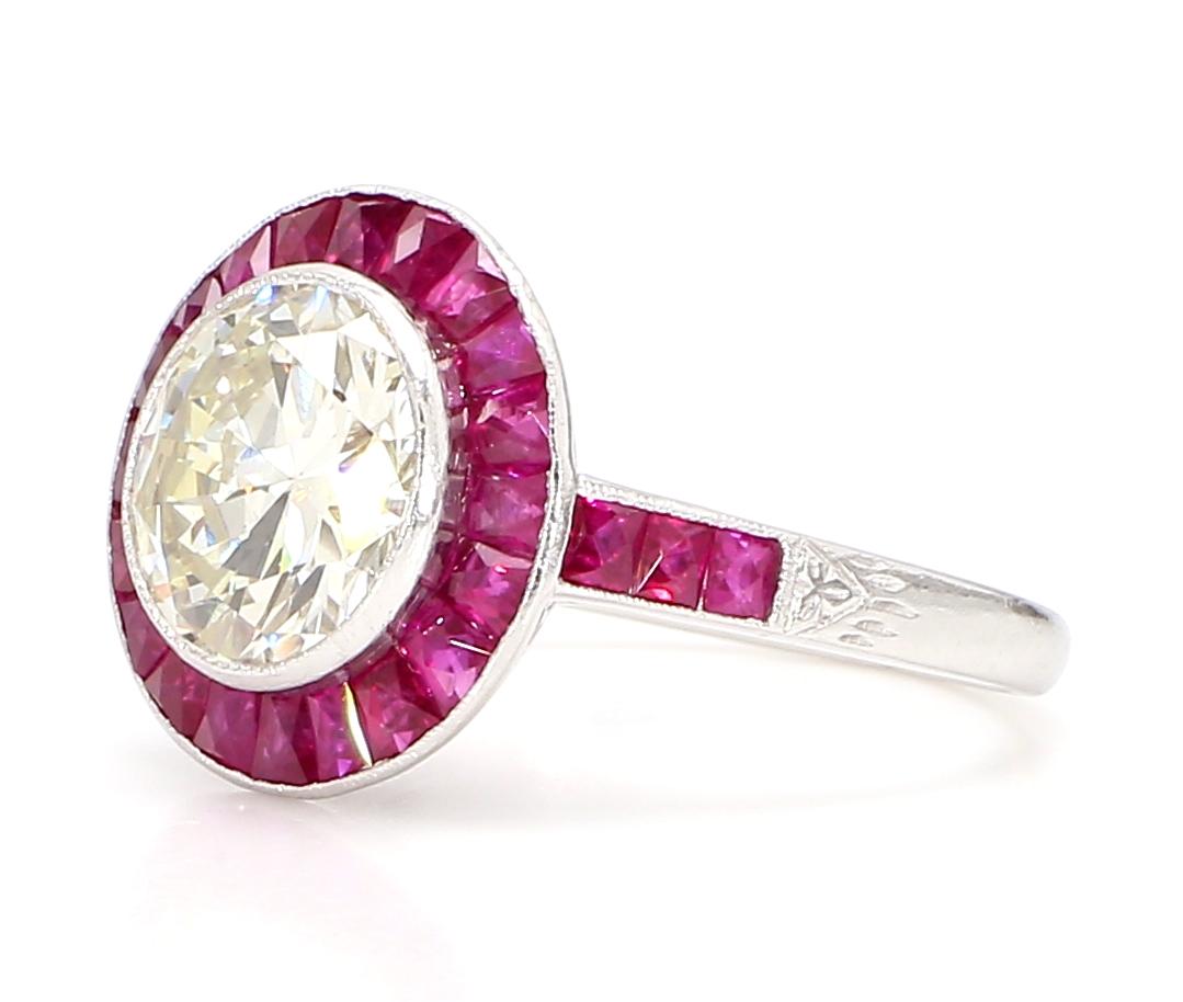 Dieser atemberaubende Deko-Ring aus Diamant, Rubin und Platin ist ein wahres Meisterwerk, das Eleganz und Luxus ausstrahlt. Mit viel Liebe zum Detail gefertigt, besticht er durch sein strahlendes Design und seine außergewöhnlichen Edelsteine.

Das