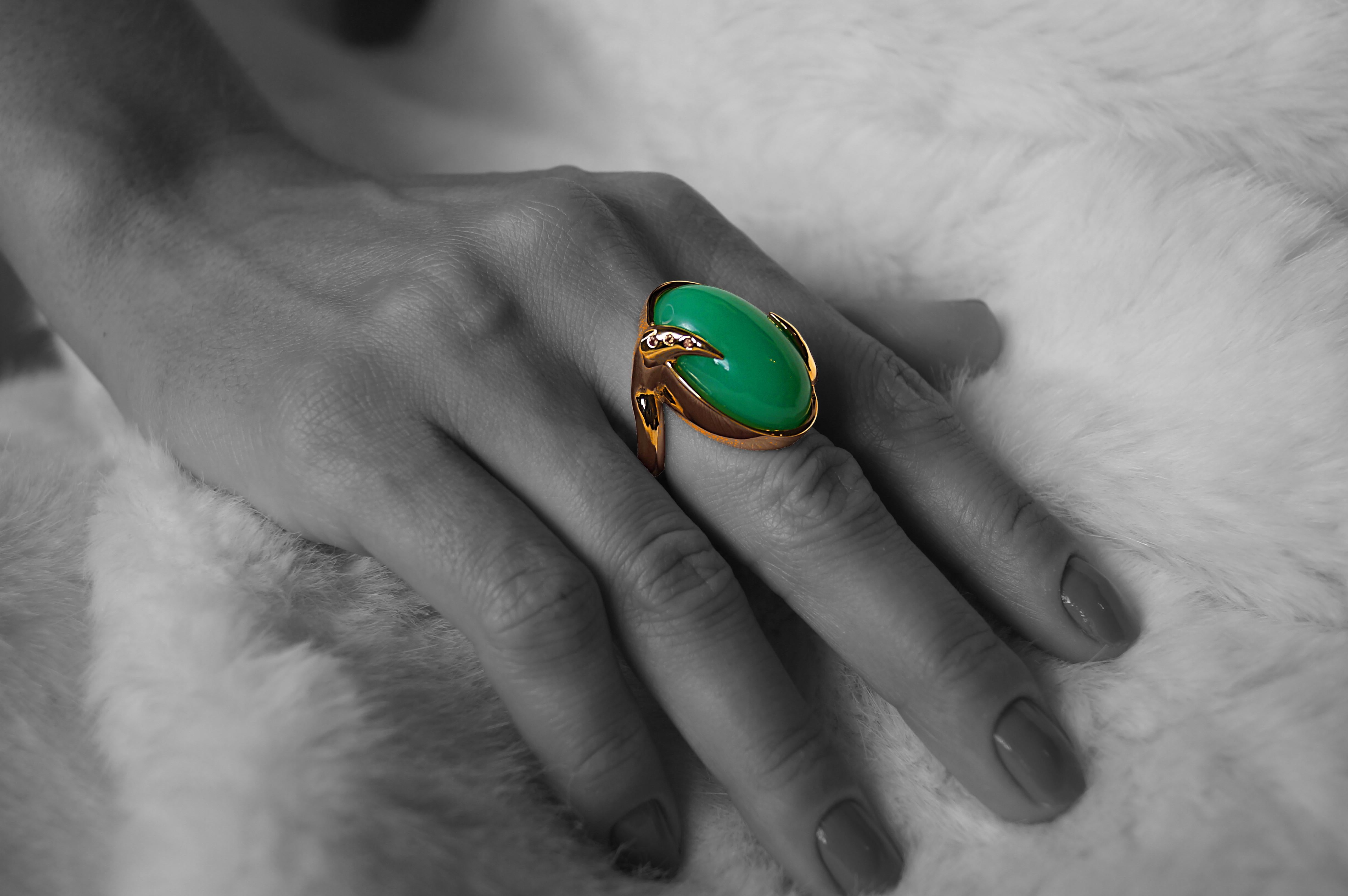 Taille cabochon Bague cocktail en or jaune de 25 carats en chrysoprase australienne par A. Leyser en vente