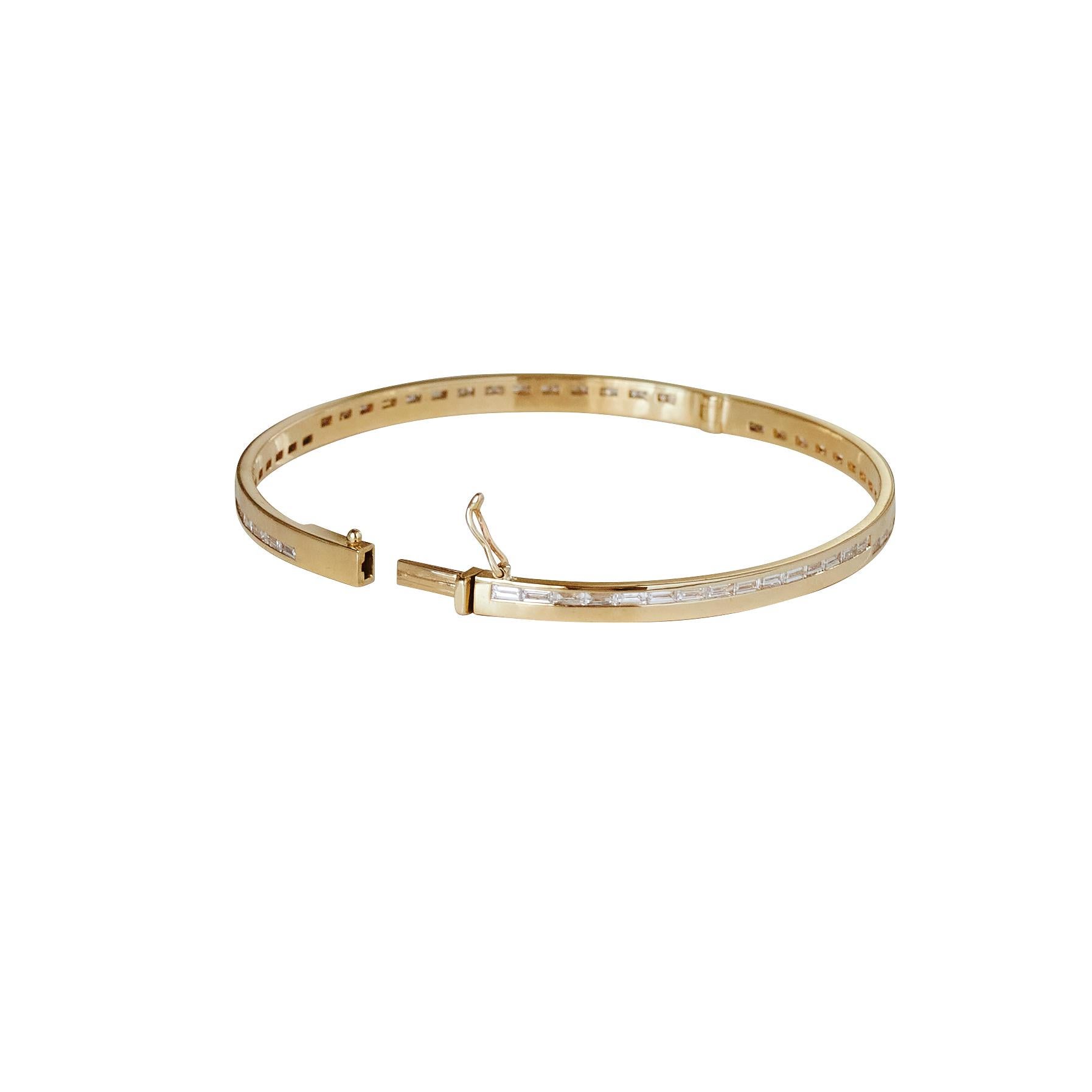 Art Deco 2.5 Carat Baguette Diamond 18k Yellow Gold Bangle. For Sale