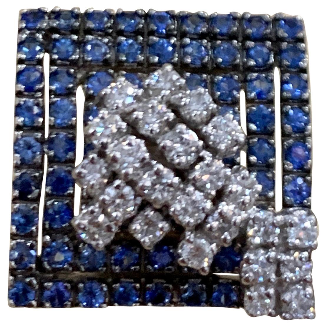 2.5 Carat Blue Sapphire and .65 Ct Diamond Cocktail Ring in 18 Karat Gold Estate en vente