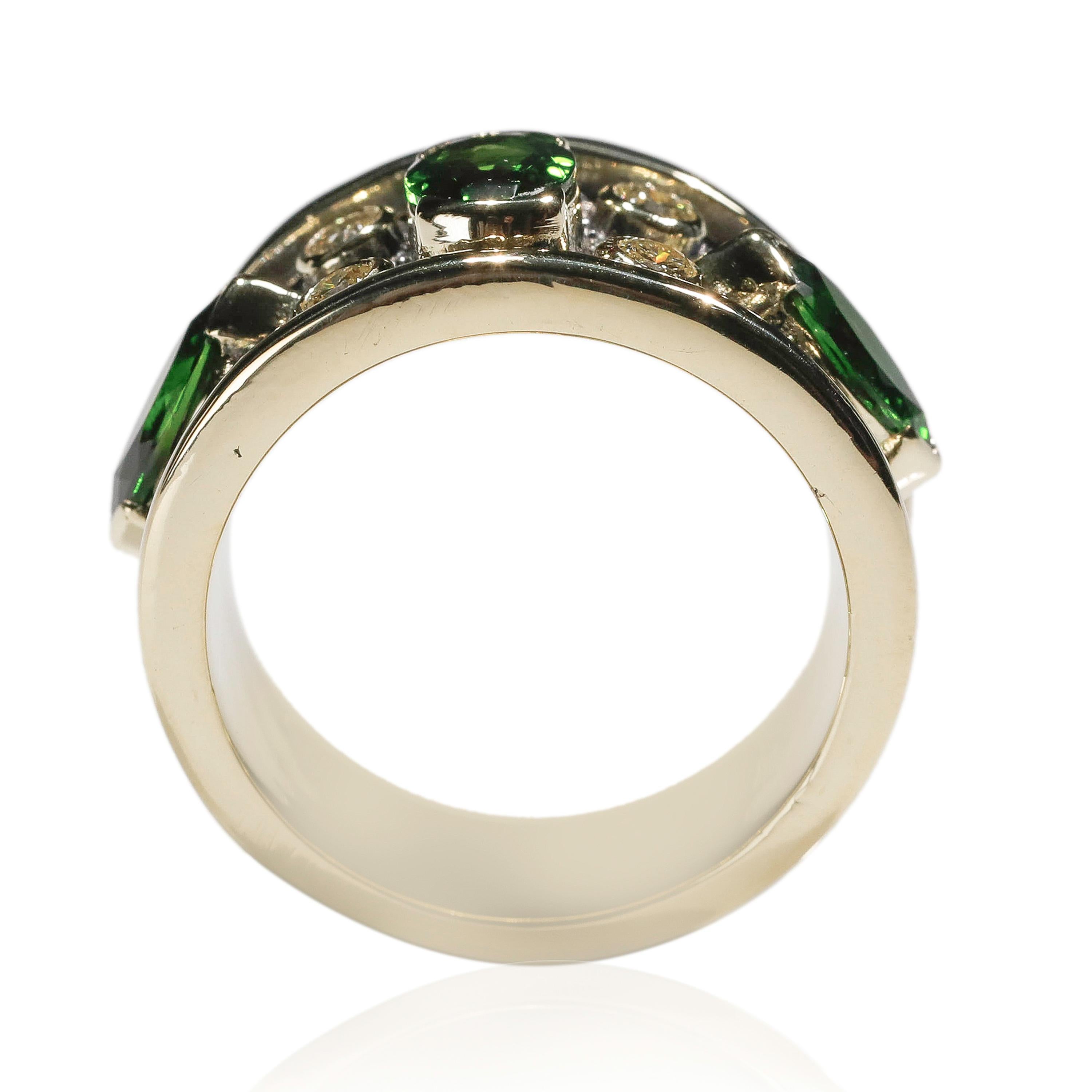18kt Yellow Gold 2.5 Ct Chrome Diopside Tourmaline Diamond Band Ring US Size 8

Crafted in 18 kt Yellow Gold, this Unique design showcases a white Diamond 0.35 TCW Round-shaped diamonds, set in yellow gold, fine Oval, and marquise shape mesmerizing