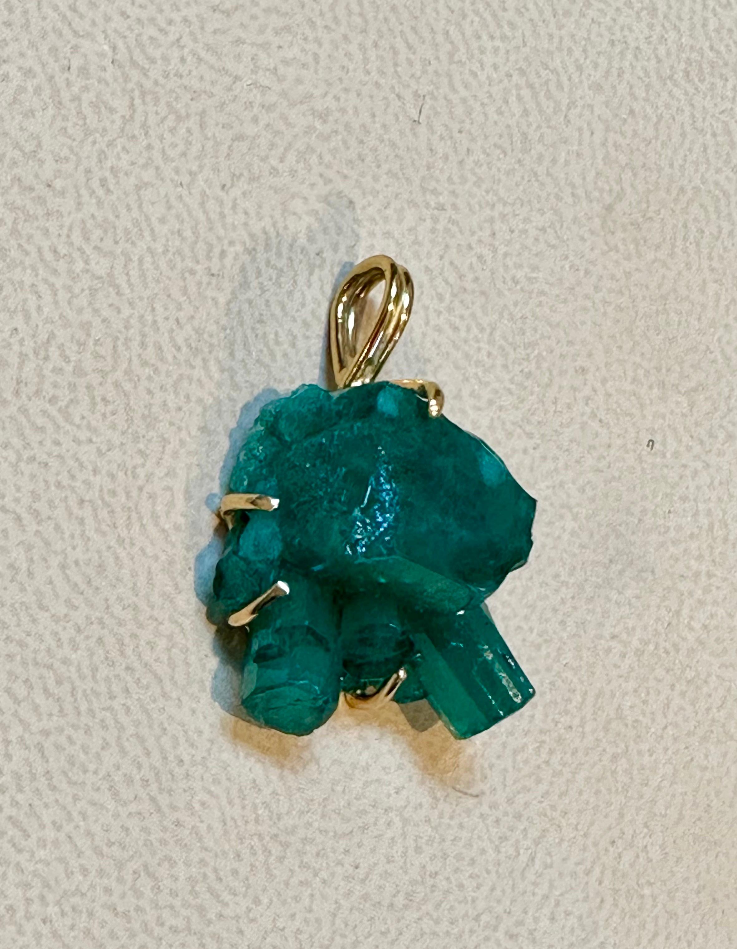 25 Carat Colombian Emerald Rough Pendent/Necklace 18 Karat Gold with 18 KG Chain For Sale 5