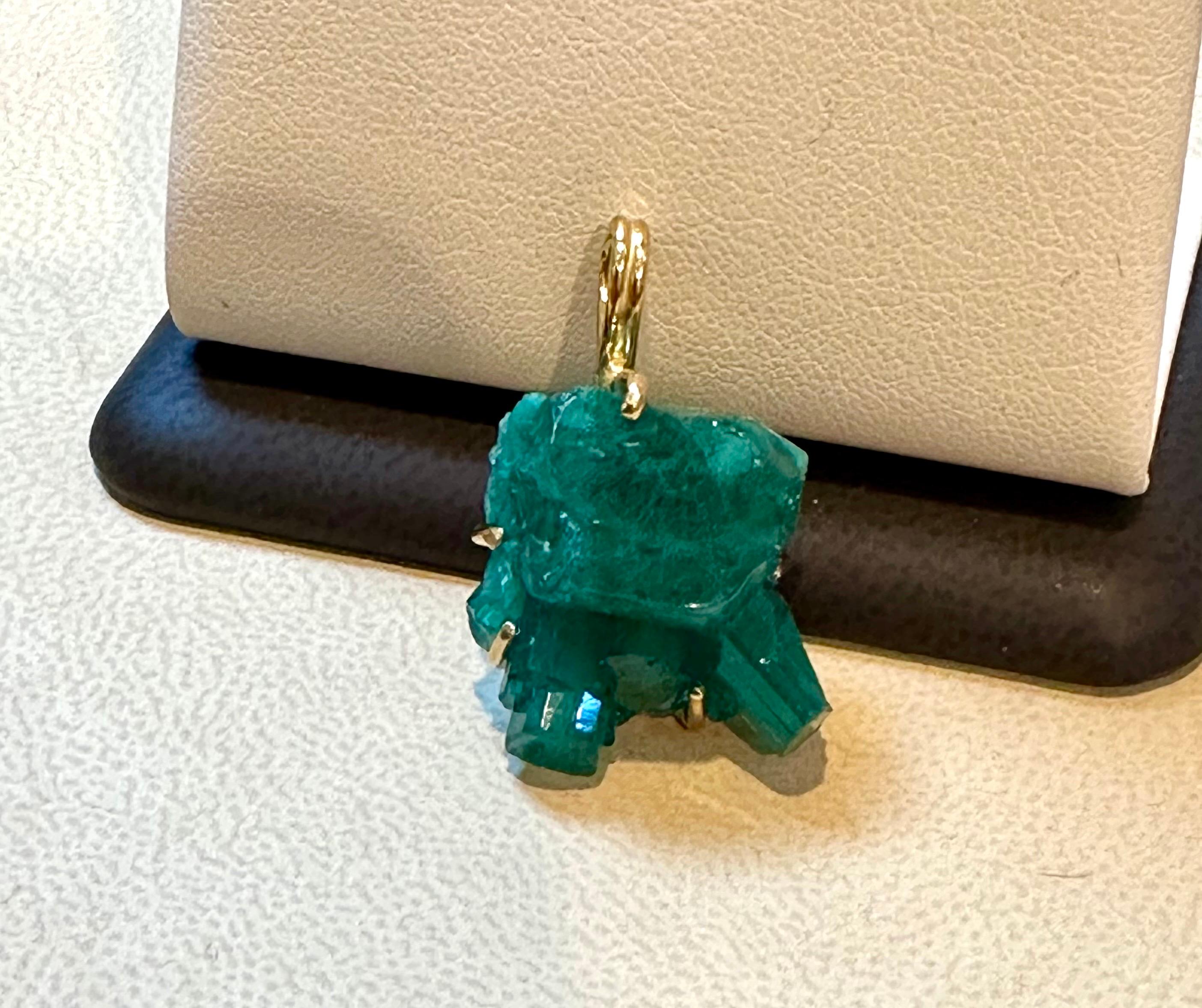 25 Carat Colombian Emerald Rough Pendent/Necklace 18 Karat Gold with 18 KG Chain For Sale 6