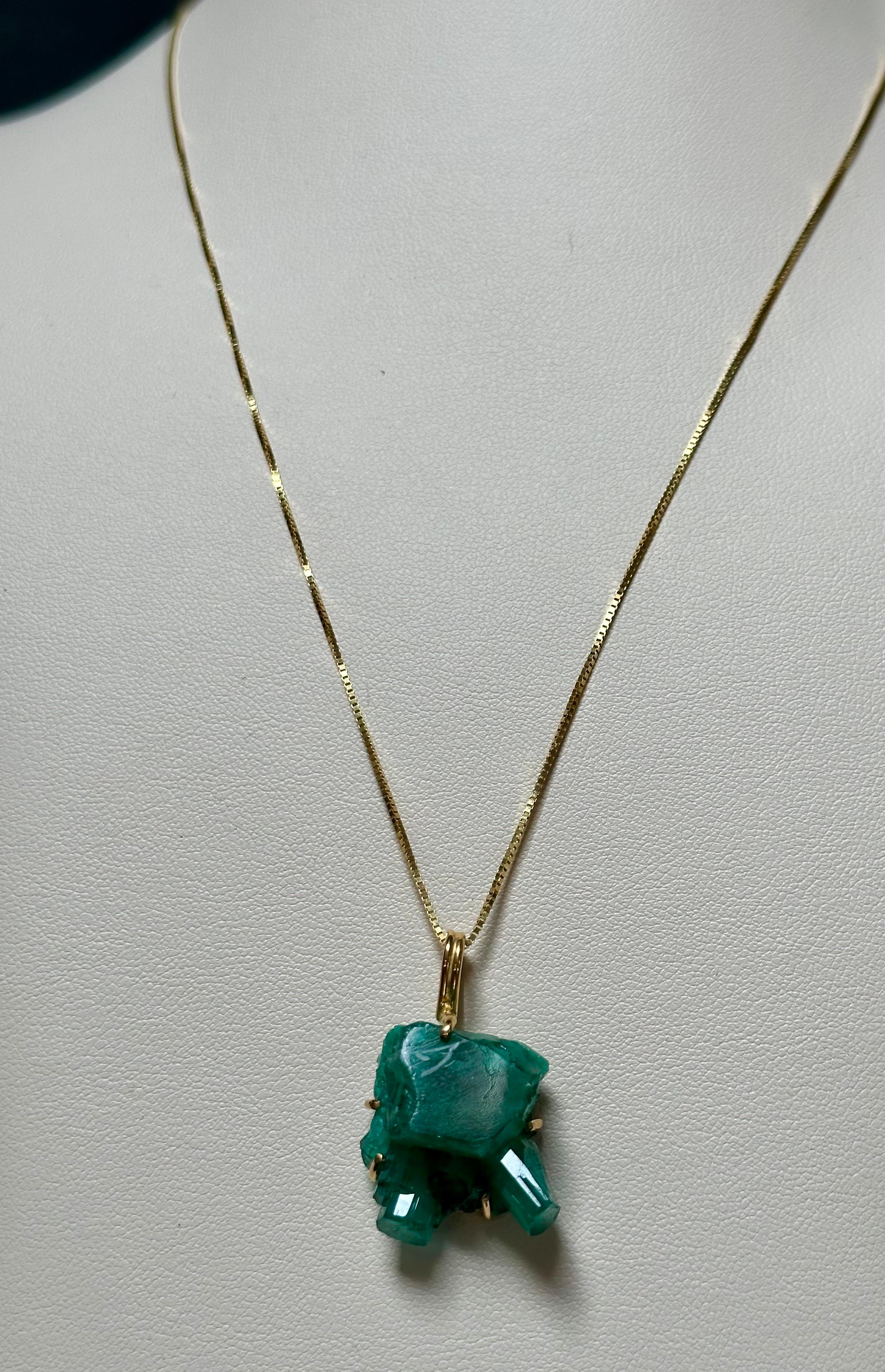 25 Carat Colombian Emerald Rough Pendent/Necklace 18 Karat Gold with 18 KG Chain For Sale 7