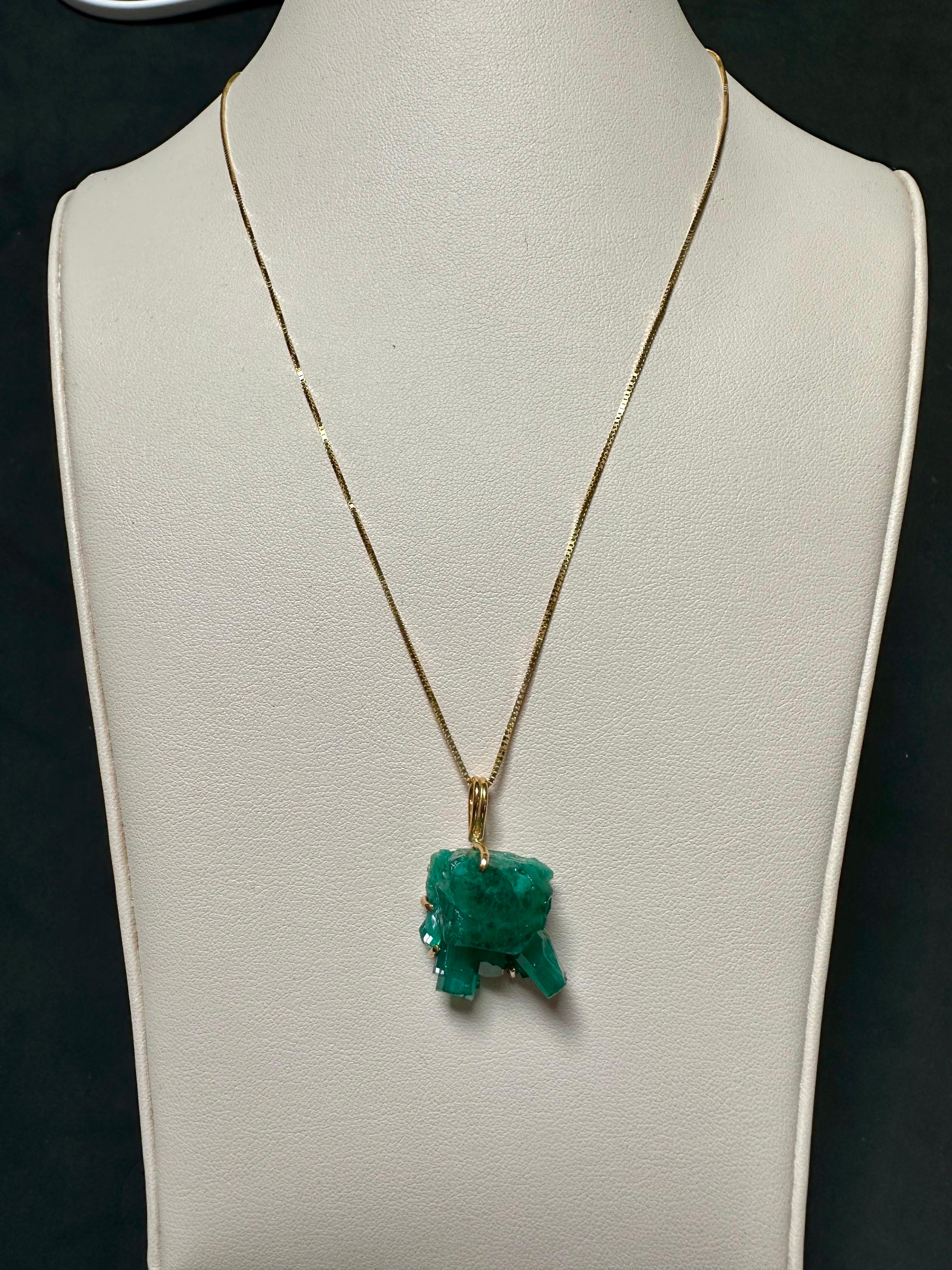 25 Carat Colombian Emerald Rough Pendent/Necklace 18 Karat Gold with 18 KG Chain For Sale 8