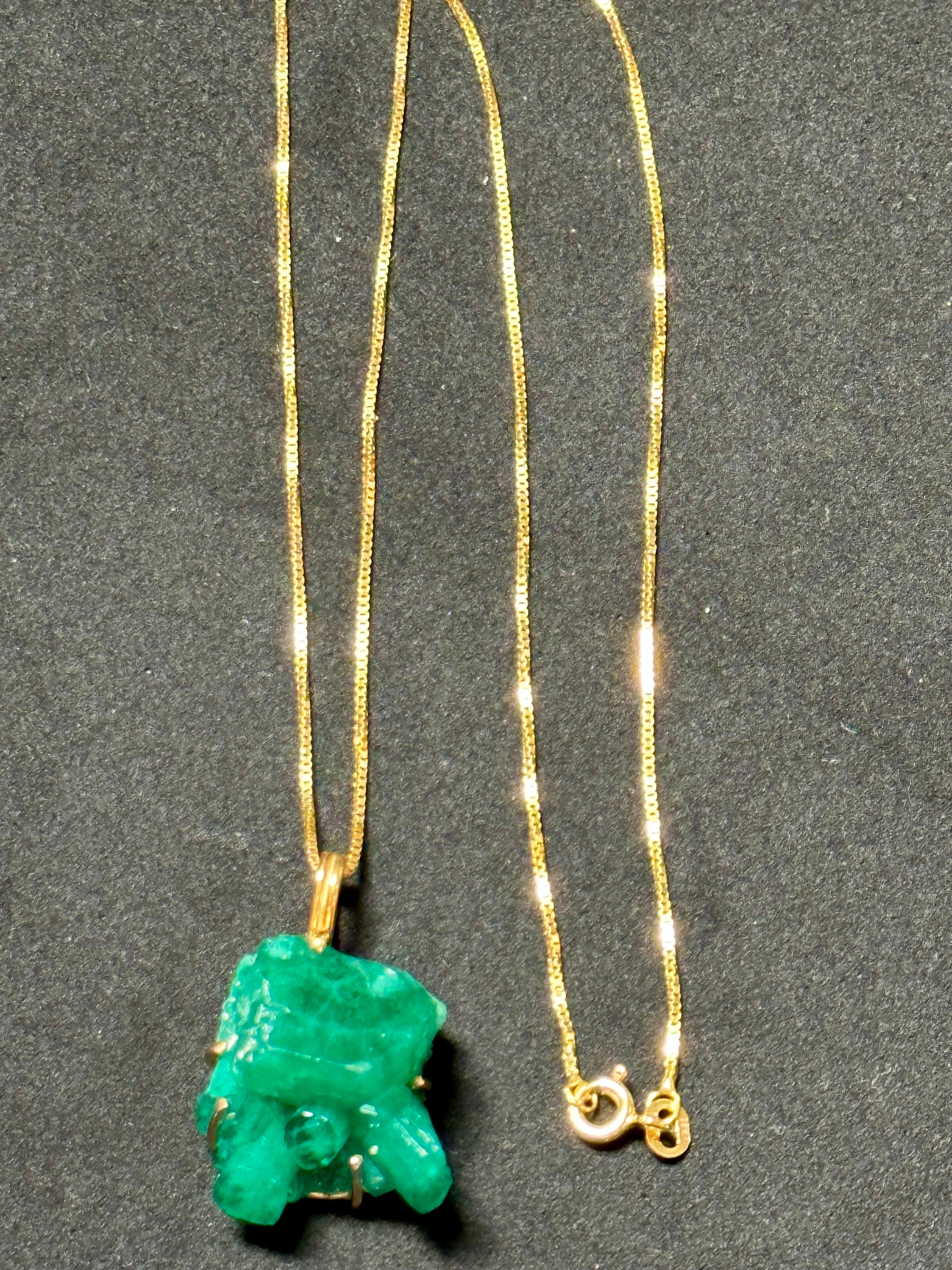 25 Carat Colombian Emerald Rough Pendent/Necklace 18 Karat Gold with 18 KG Chain In Excellent Condition For Sale In New York, NY