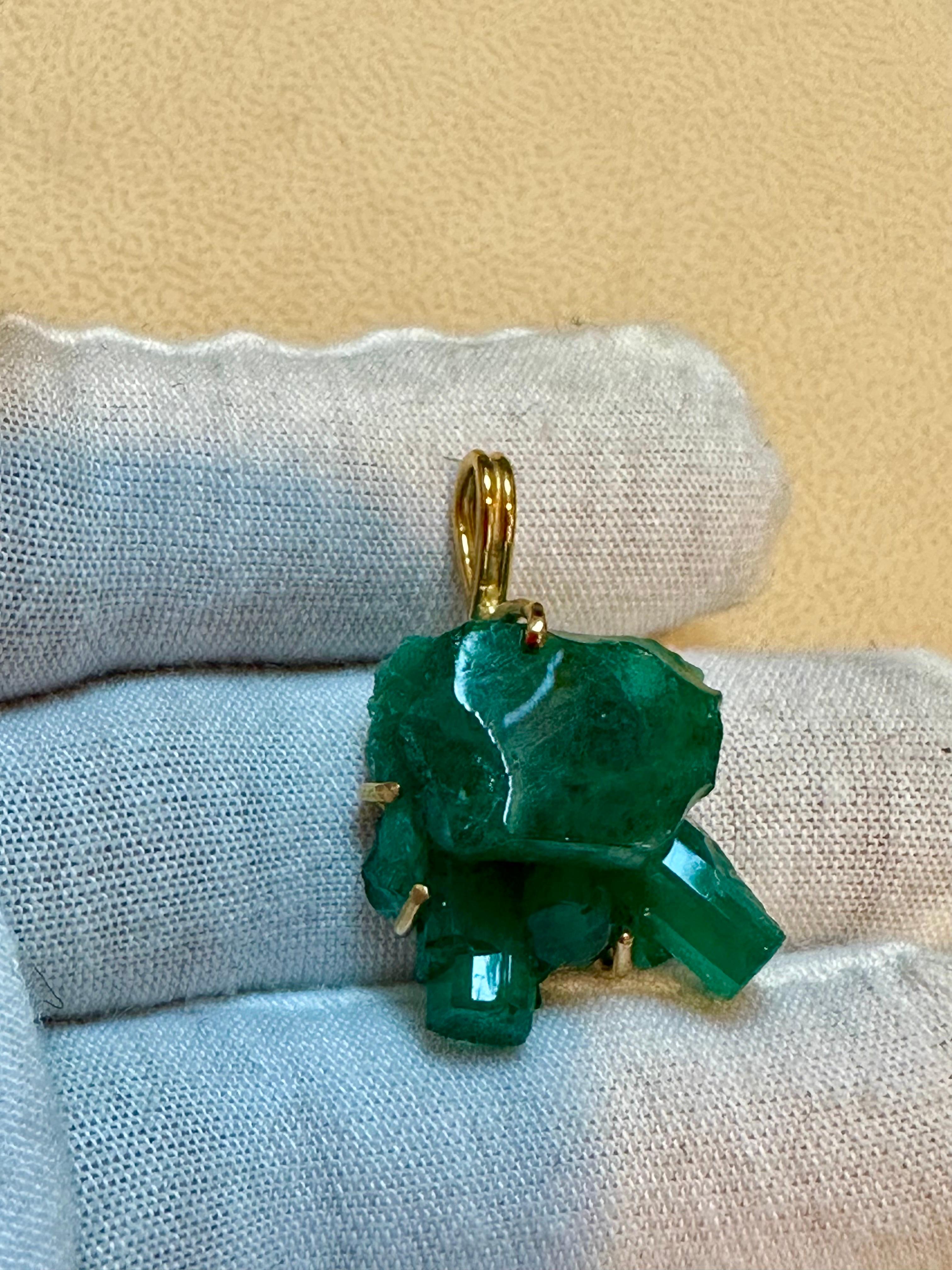25 Carat Colombian Emerald Rough Pendent/Necklace 18 Karat Gold with 18 KG Chain For Sale 1