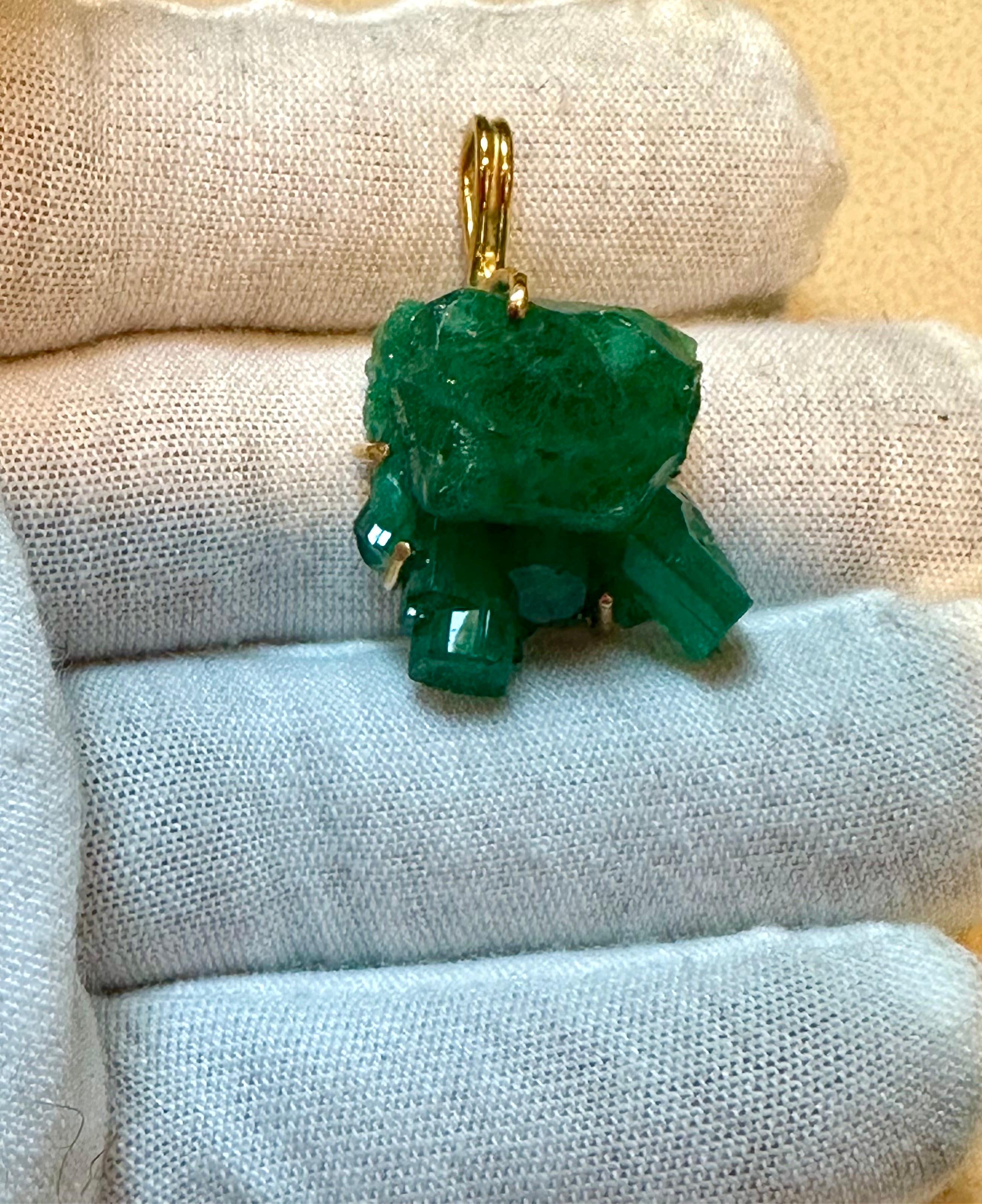25 Carat Colombian Emerald Rough Pendent/Necklace 18 Karat Gold with 18 KG Chain For Sale 2
