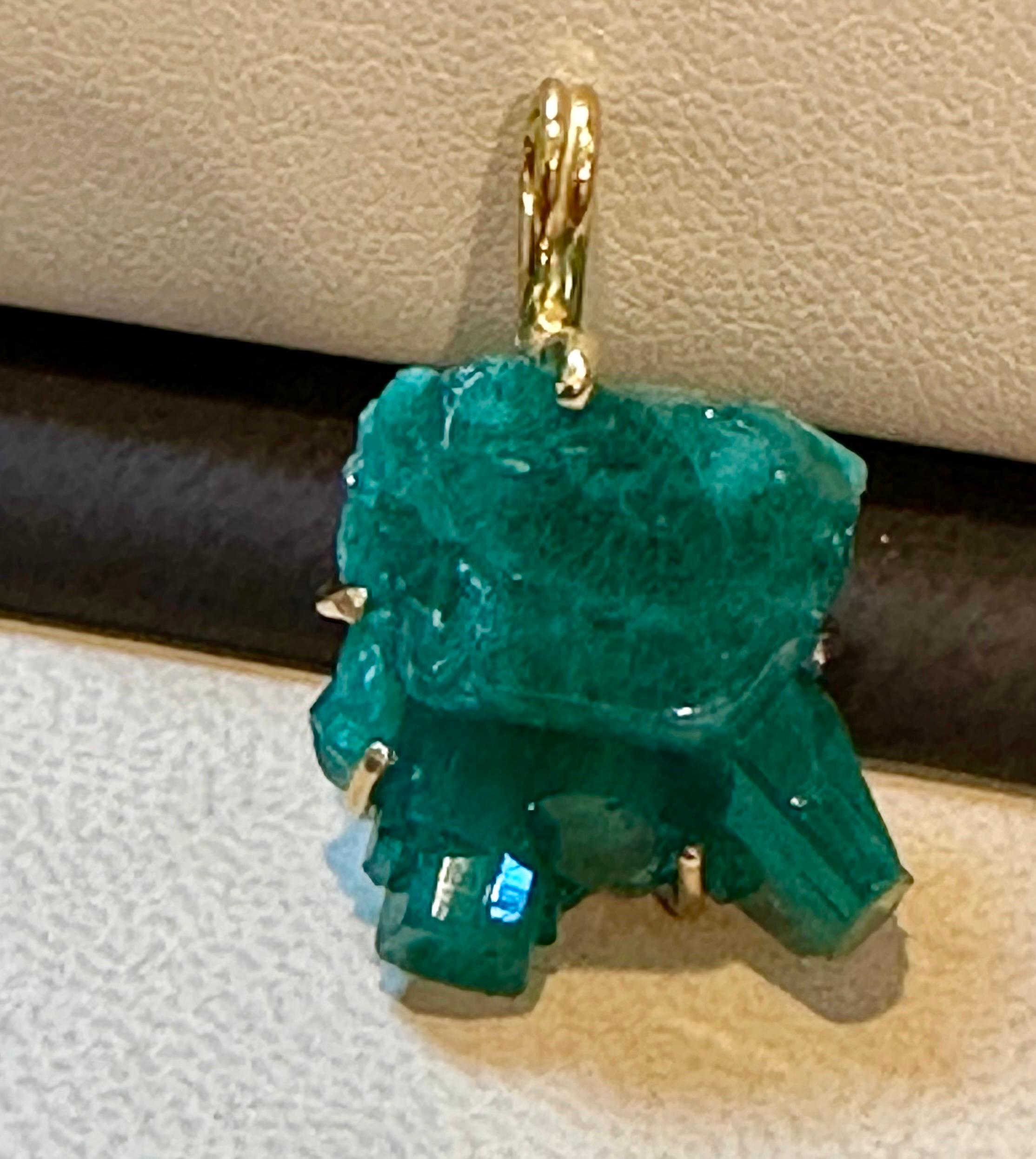25 Carat Colombian Emerald Rough Pendent/Necklace 18 Karat Gold with 18 KG Chain For Sale 3