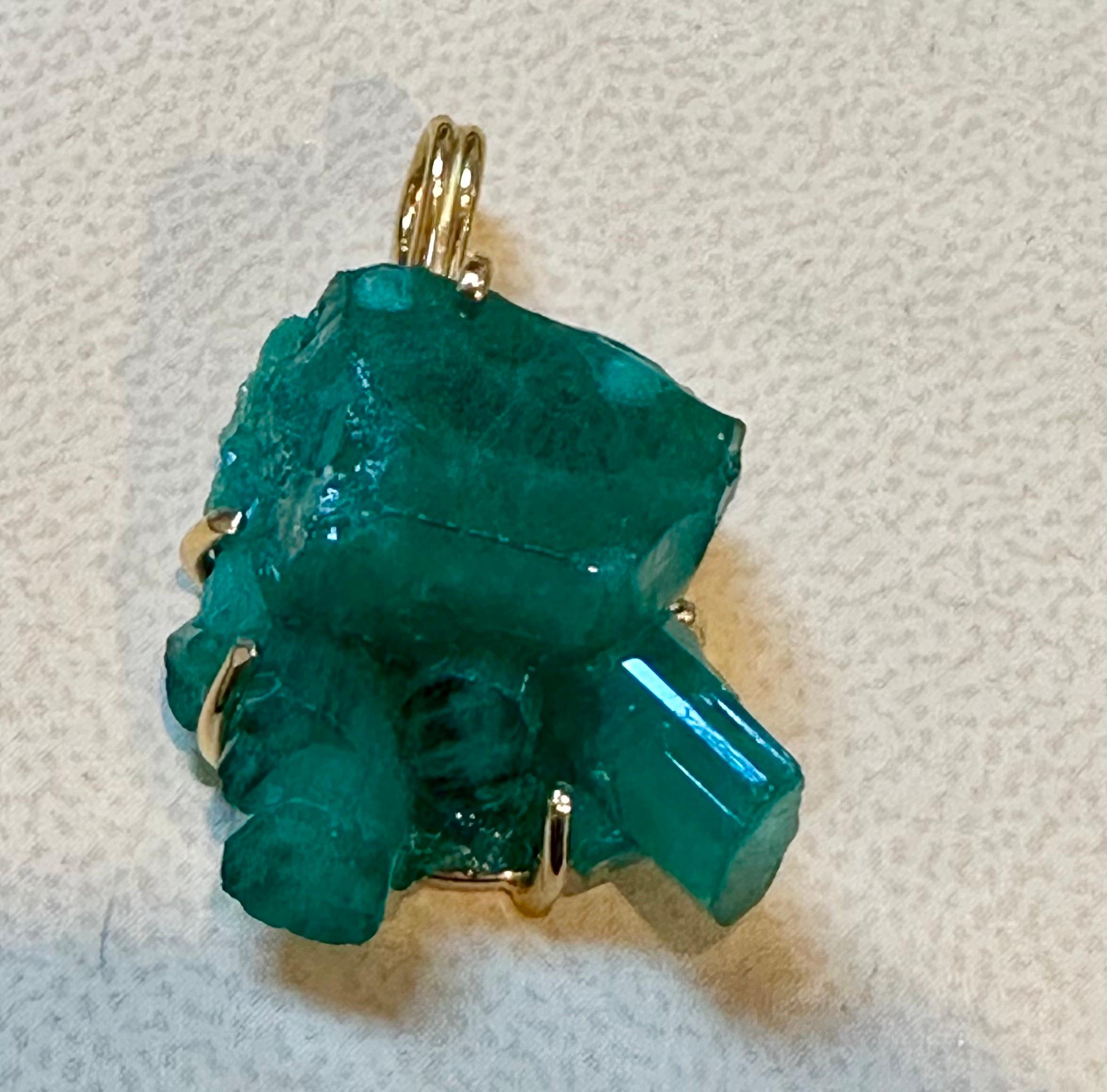 25 Carat Colombian Emerald Rough Pendent/Necklace 18 Karat Gold with 18 KG Chain For Sale 4