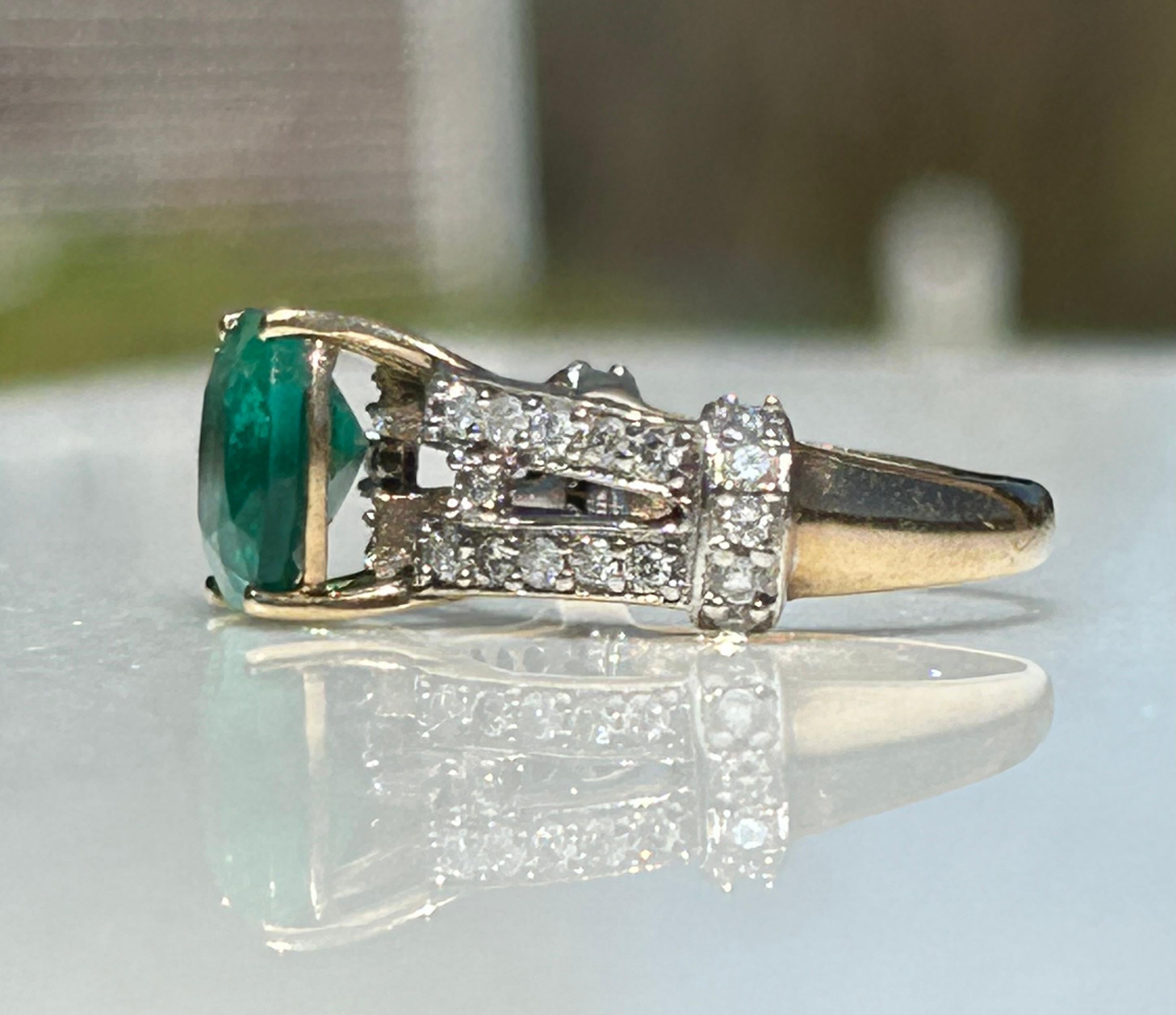 2,5 Karat Diamantring mit kolumbianischem Smaragd im Kissenschliff und .5 Karat im Zustand „Gut“ im Angebot in Joelton, TN