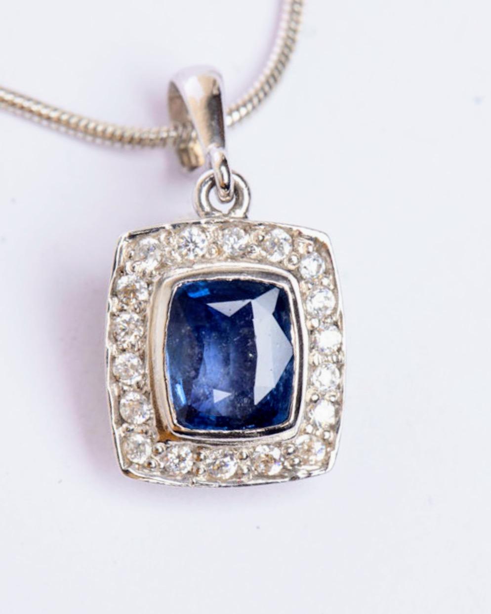 Contemporary  2.5ct Cushion Cut Natural Blue Sapphire Pendant Necklace For Sale
