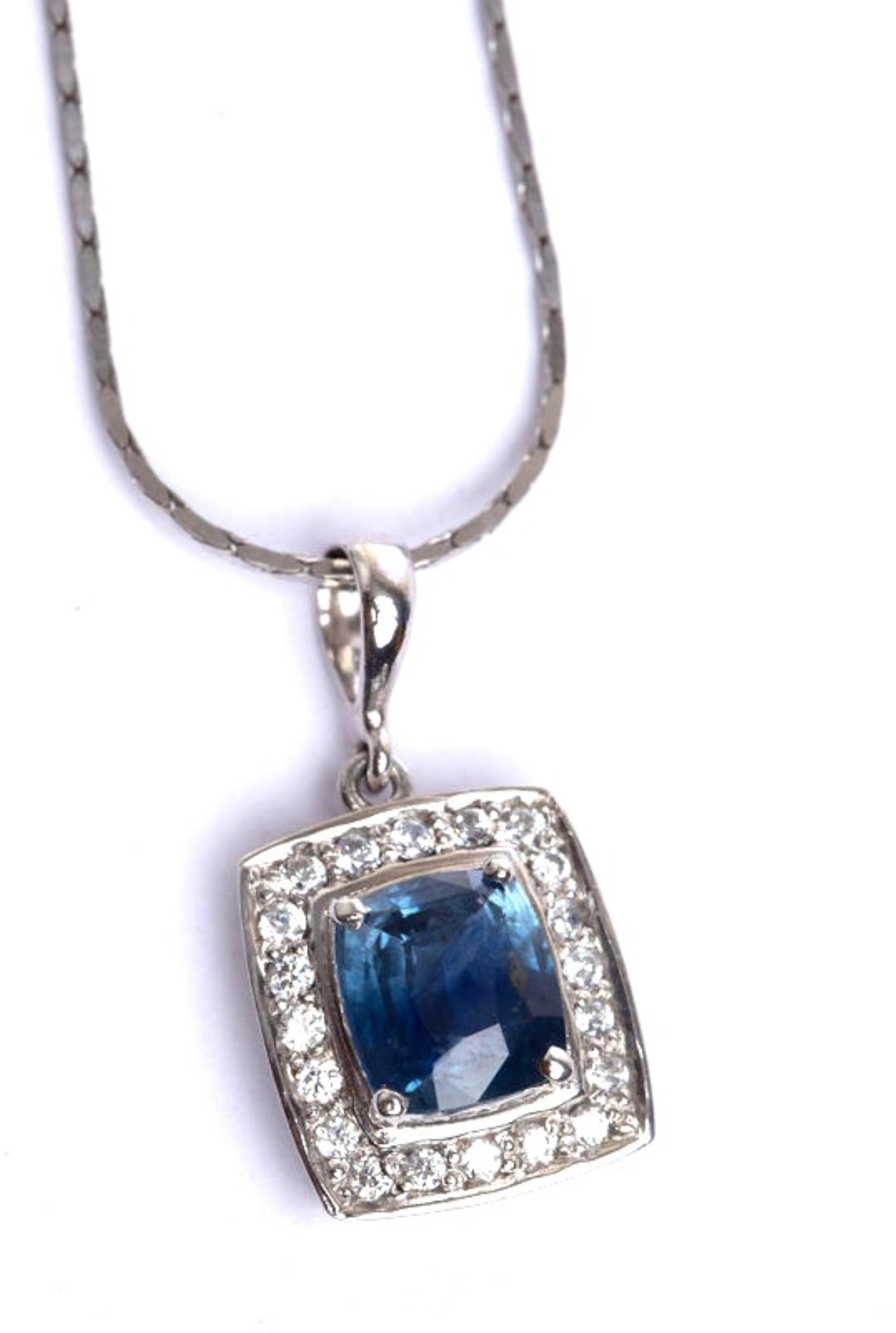  2.5ct Cushion Cut Natural Blue Sapphire Pendant Necklace For Sale