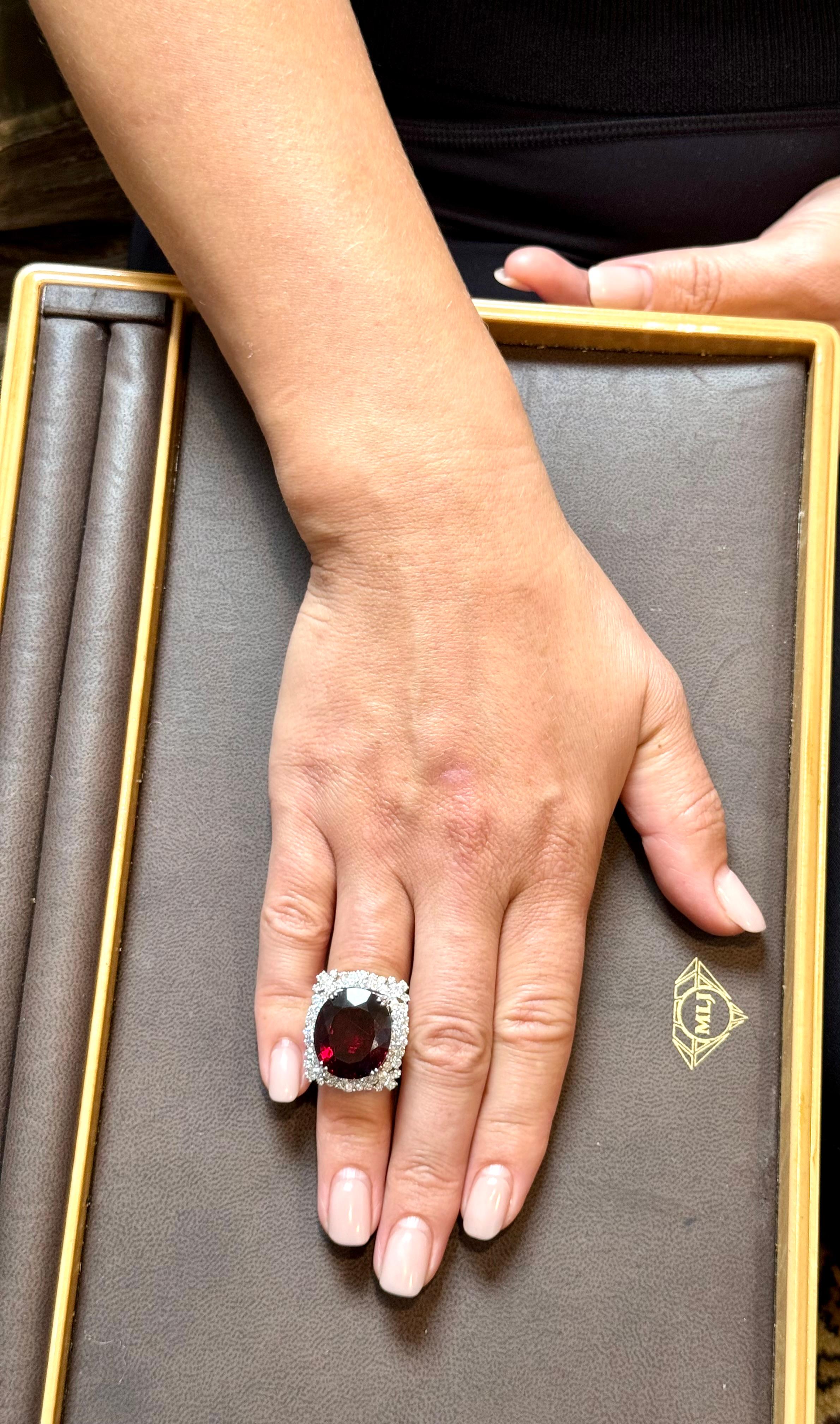 Bague en or 18 carats, grenat rhodolite de forme coussin de 25 carats et diamants de 5,8 carats en vente 10