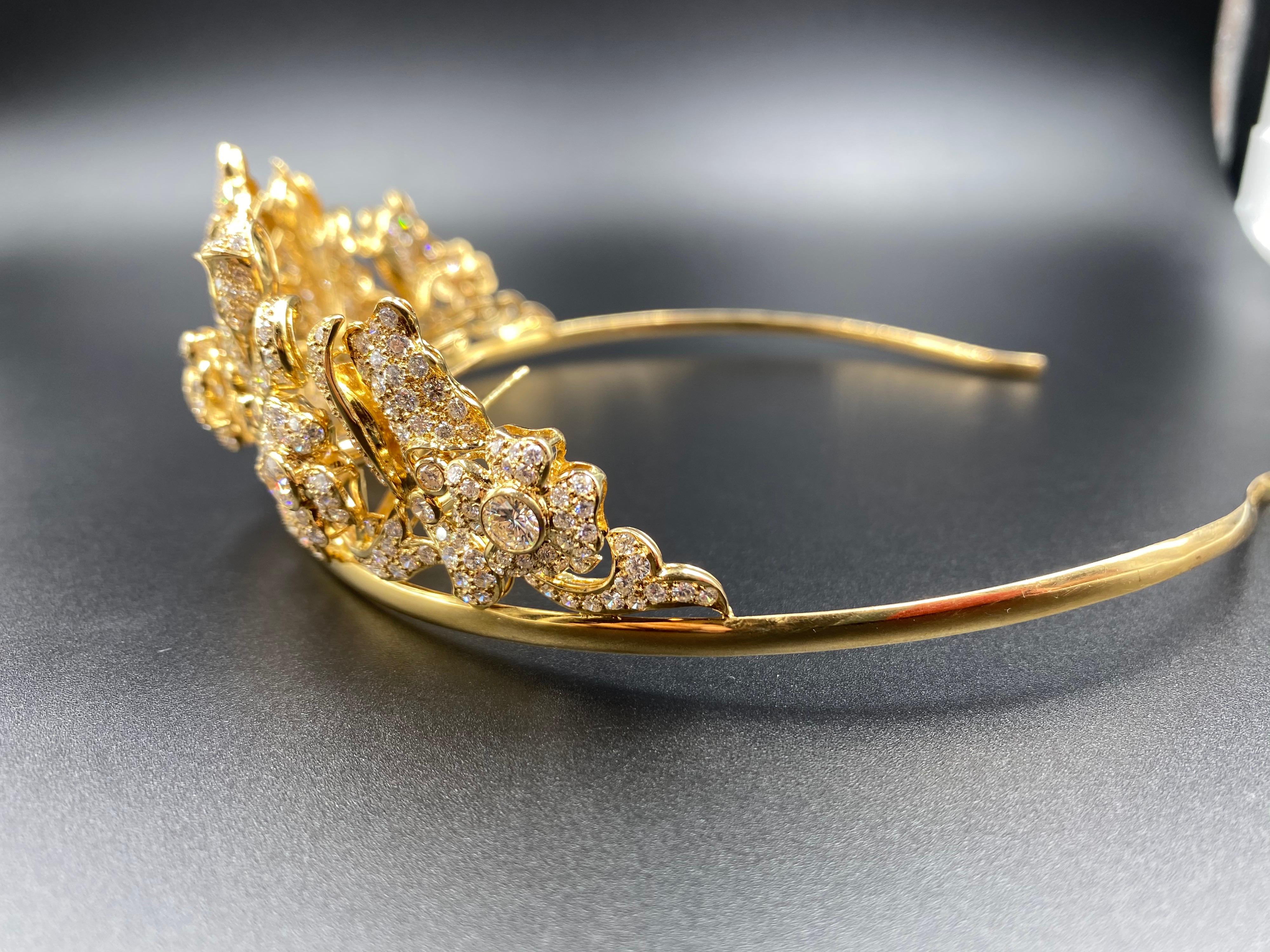 Women's or Men's 25 Carat Diamond and Gold Retro Tiara with 5 Carat Total Weight Diamonds Center