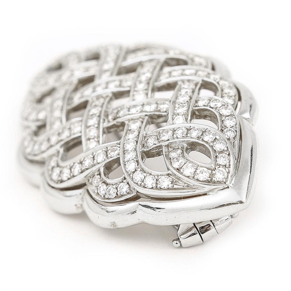 A striking 18 karat white gold 2.5 carat diamond set Celtic love knot brooch. This substantial brooch or fur clip has an estimated 2.50 carat of brilliant cut diamonds, pave set, the of surrounding edge of this brooch is designed in scalloped