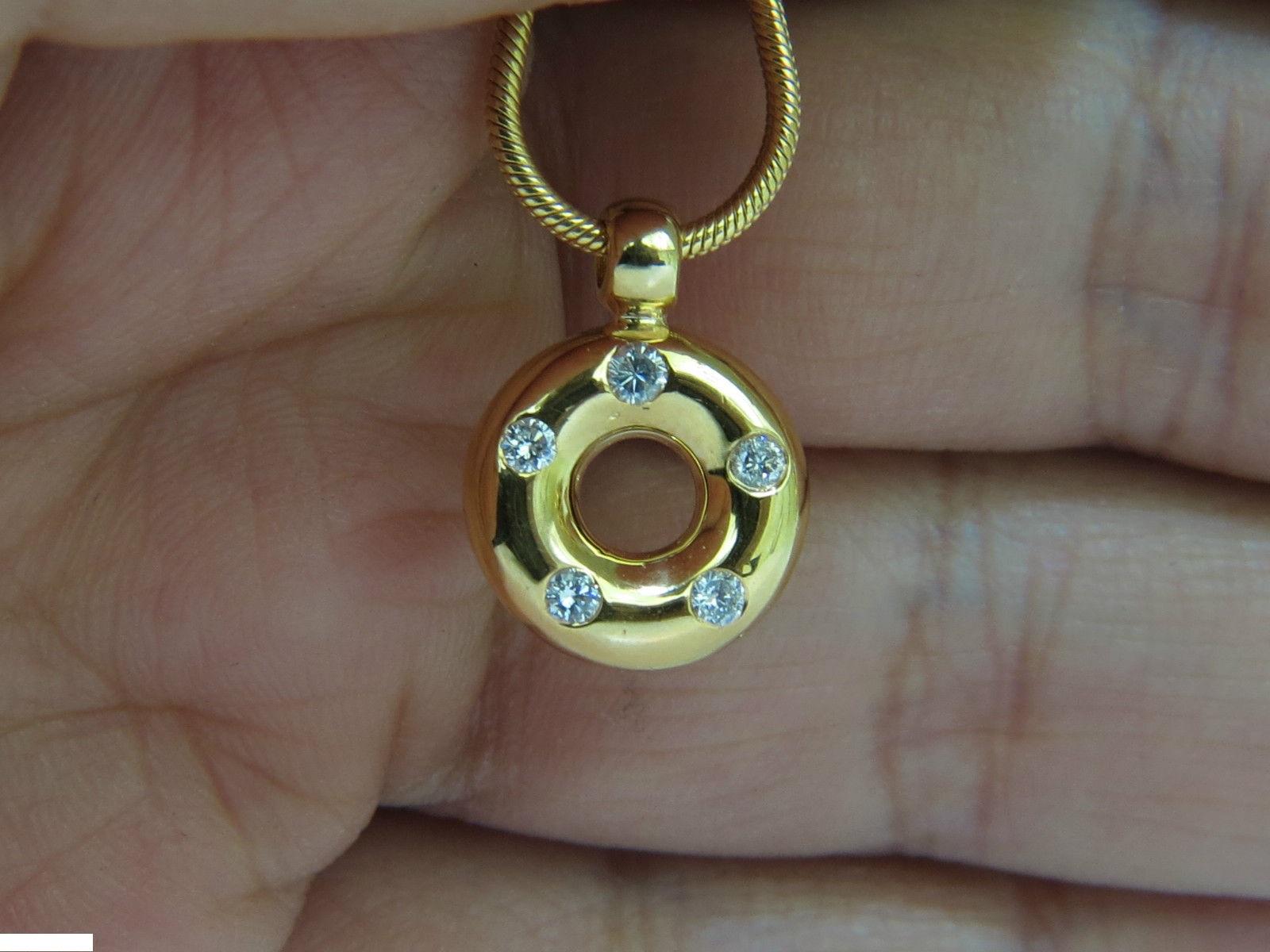  .25ct. (5) Diamonds circle pendant:

All diamonds: full cut & rounds

H color, Vs-2 clarity.

14kt. & 14kt 16.5 inch necklace included

9.1 grams

Diameter: 13mm

please see all photos 

$2100 Appraisal will accompany