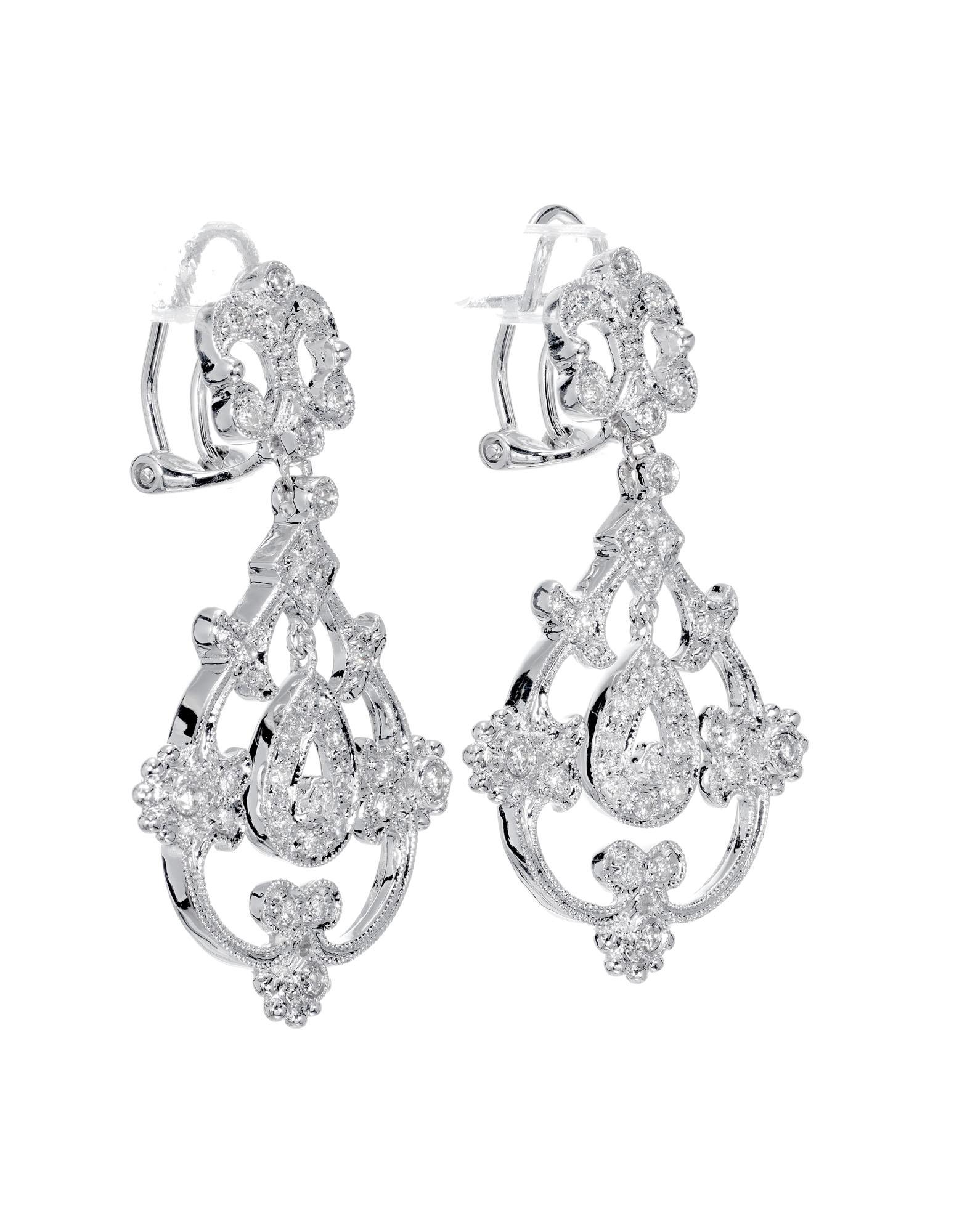 Boucles d'oreilles pendantes en diamant ajouré. Serti en or blanc de 14 ans avec 62 diamants ronds de pleine taille.

62 diamants ronds pleine taille. Poids total approx. 0,25 ct
Longueur : 1.36 pouces ou 34.61mm
Largeur : .81 inches ou 20.68mm
7.4