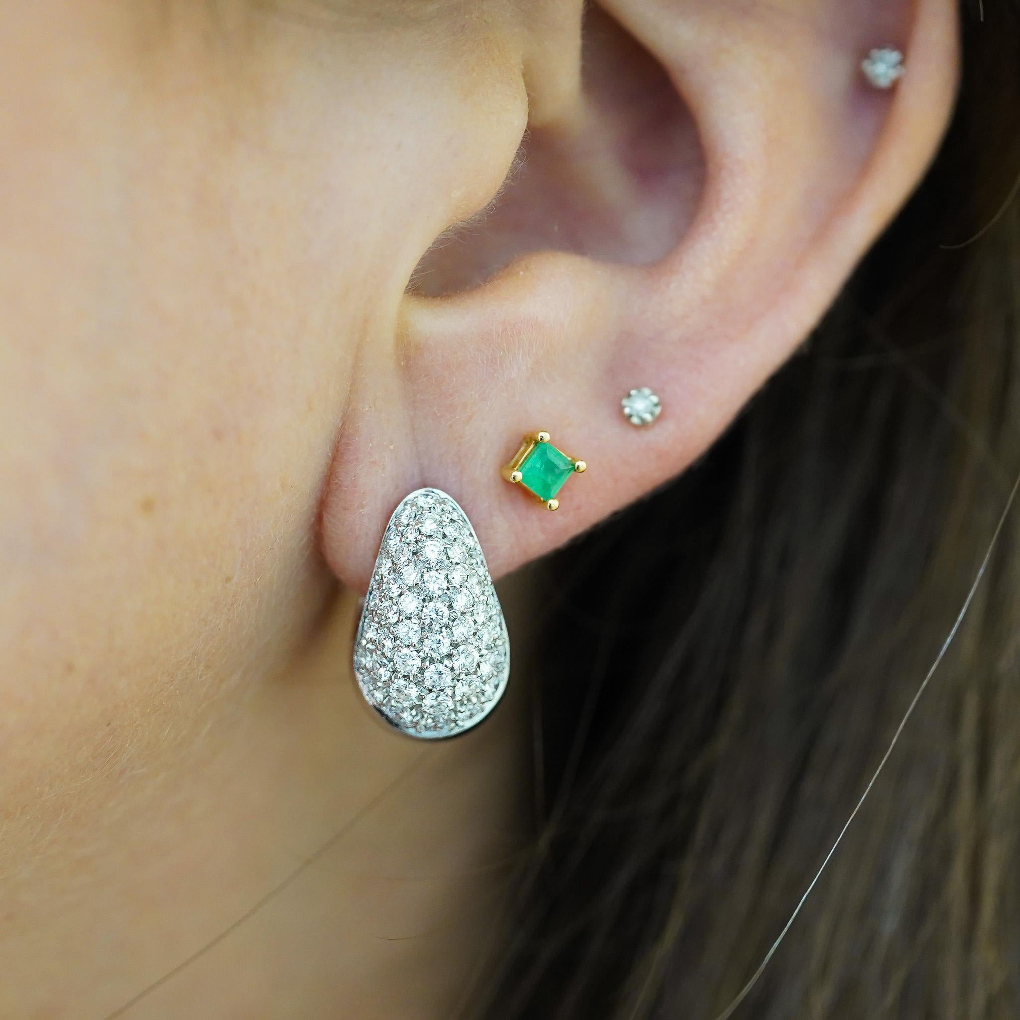 Orecchini a cerchio con pavé di diamanti a forma di goccia, con circa 2,50 carati di diamanti naturali di colore E-F e purezza VS1-VS2, incastonati in oro bianco 18 carati con chiusura a clip. Misura 16 x 14 mm e pesa 10,87 grammi in