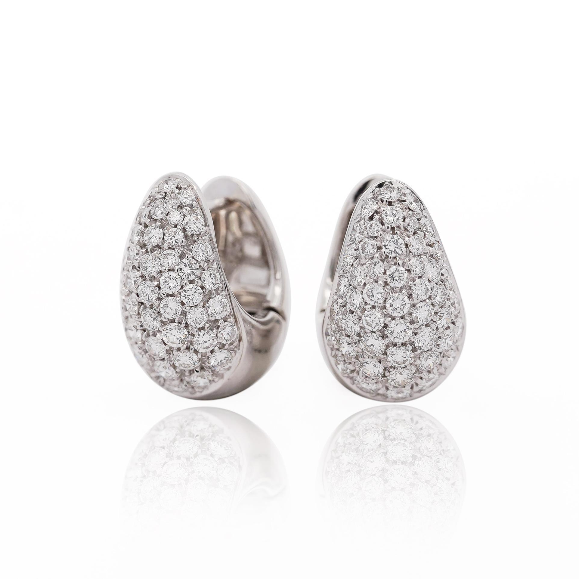Moderno Orecchini a cerchio a clip in oro bianco 18 carati con pave di diamanti da 2,5 carati in vendita