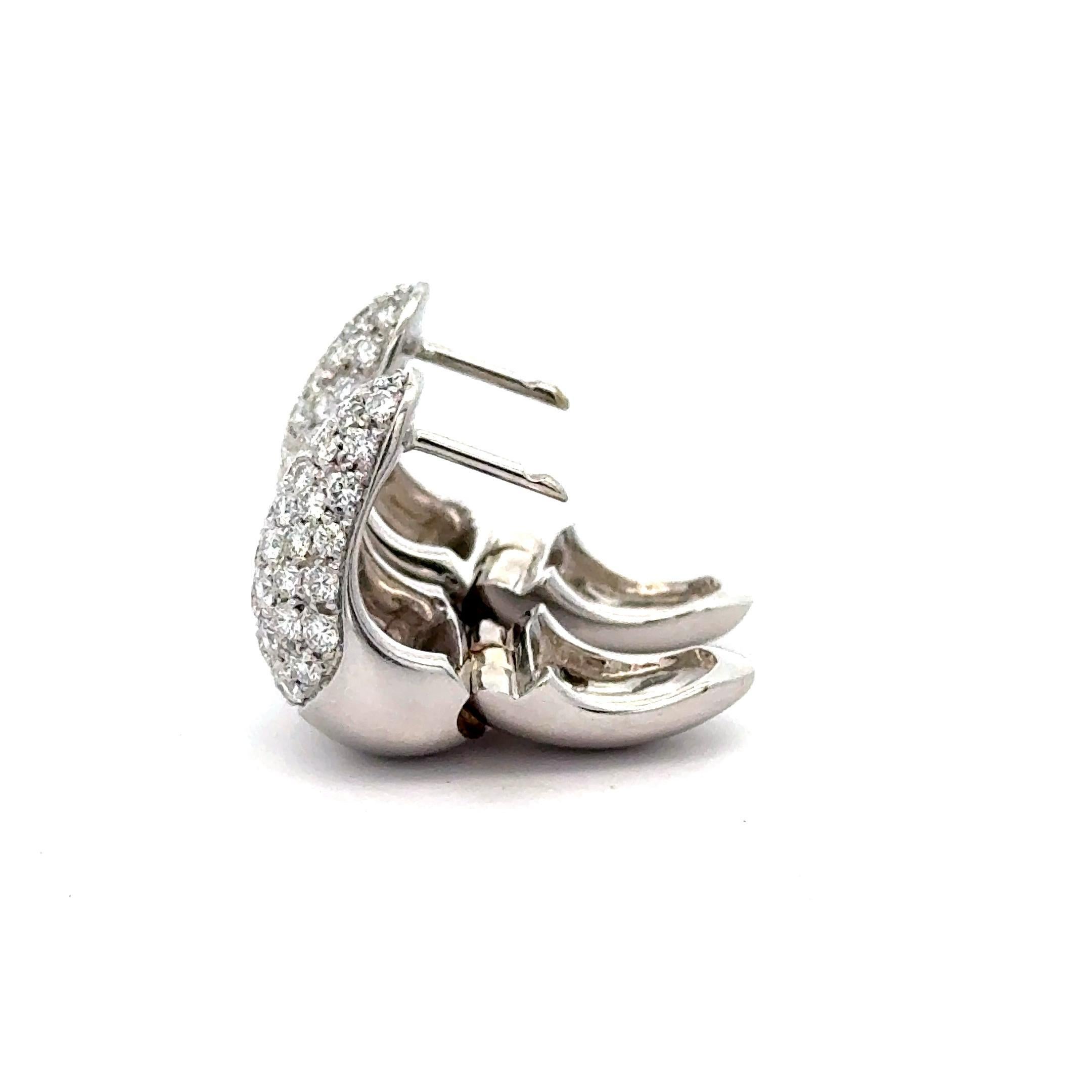 Taglio brillante Orecchini a cerchio a clip in oro bianco 18 carati con pave di diamanti da 2,5 carati in vendita