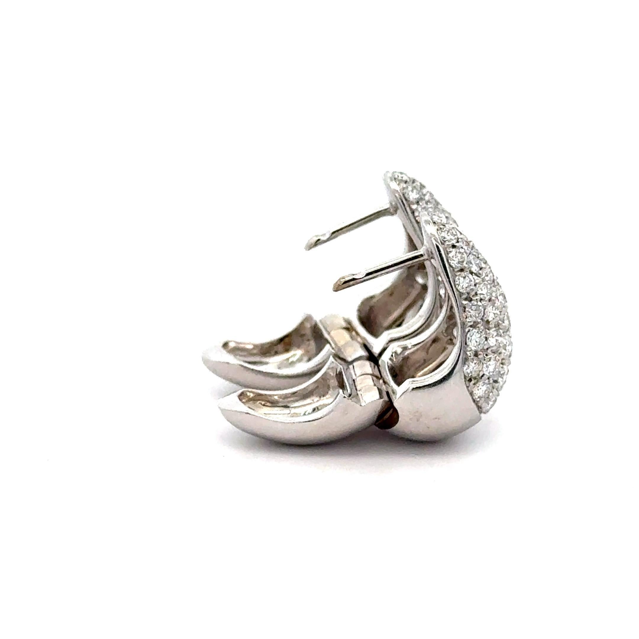 Orecchini a cerchio a clip in oro bianco 18 carati con pave di diamanti da 2,5 carati In condizioni ottime in vendita a Miami, FL
