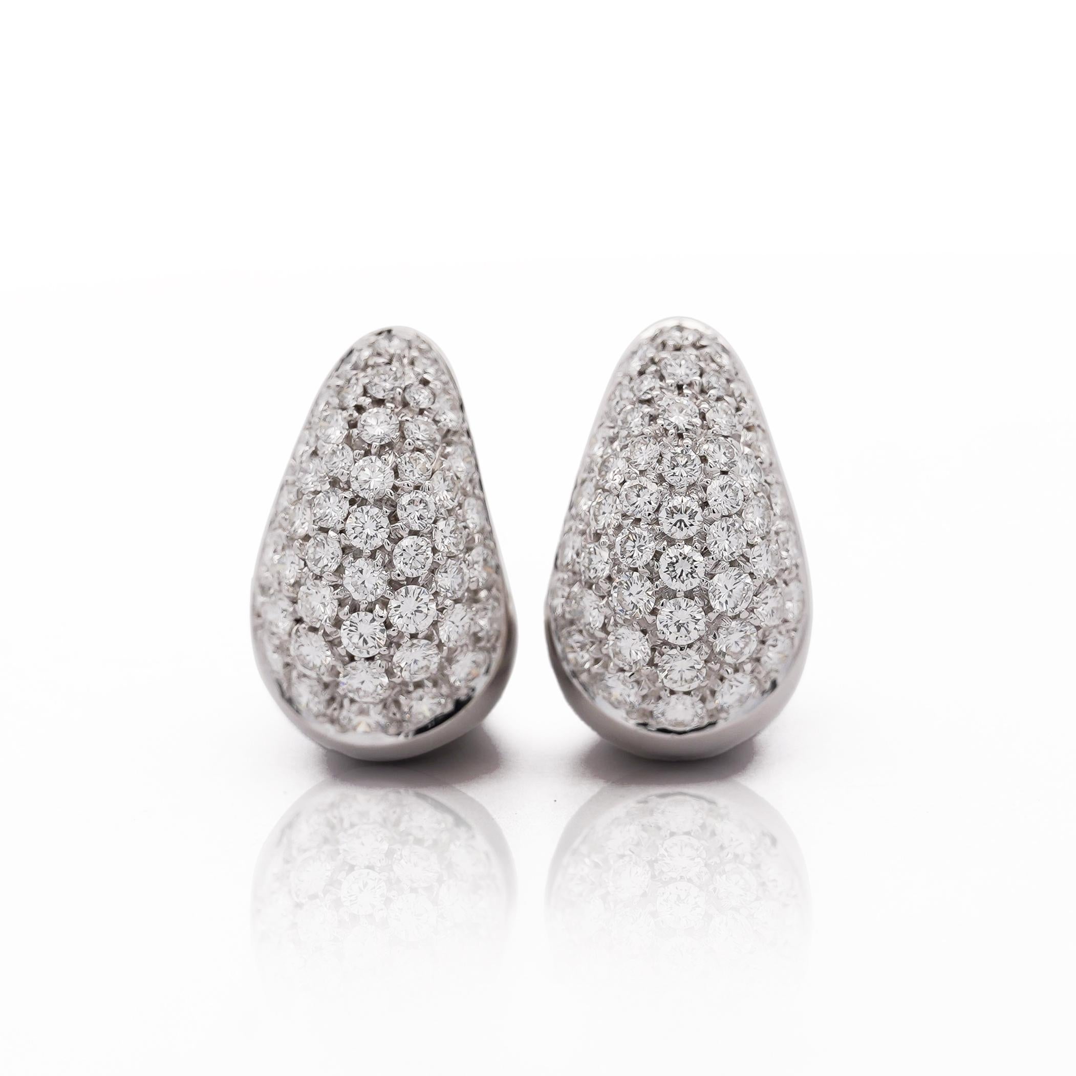 Orecchini a cerchio a clip in oro bianco 18 carati con pave di diamanti da 2,5 carati in vendita 1