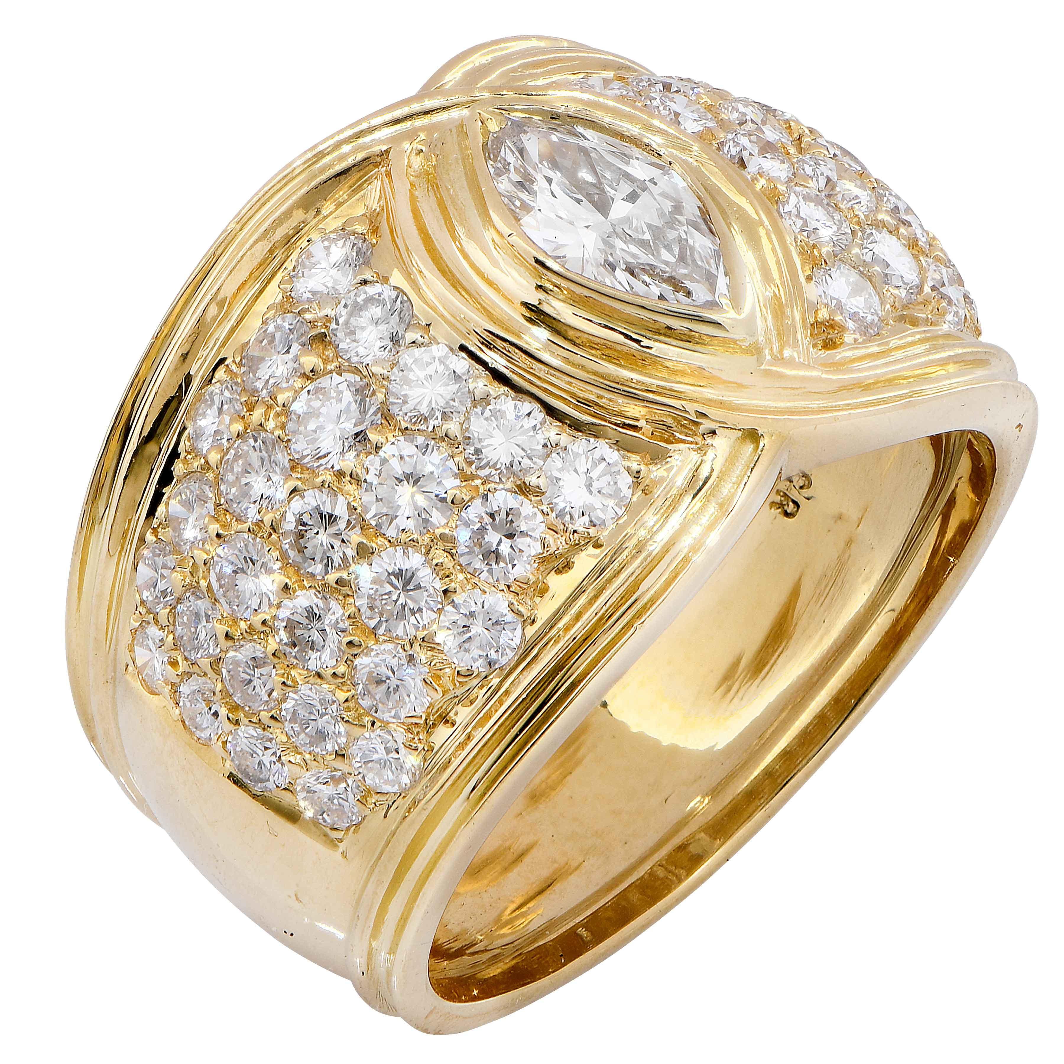 Modern 2.5 Carat Diamond Ring in 18 Karat Yellow Gold