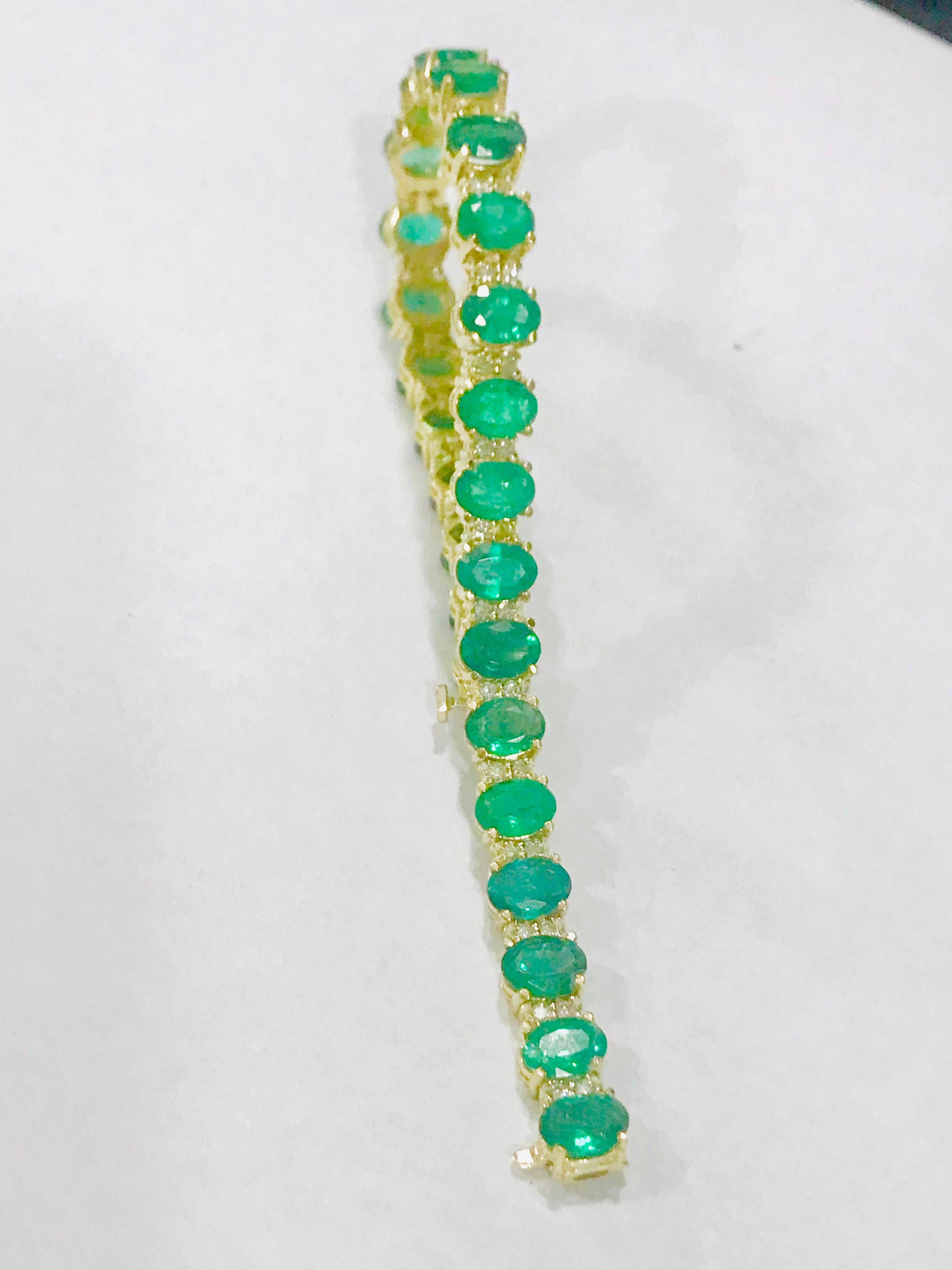Oval Cut 25 Carat Emerald 1.3 Carat Diamond Tennis Bracelet 18 Karat Gold