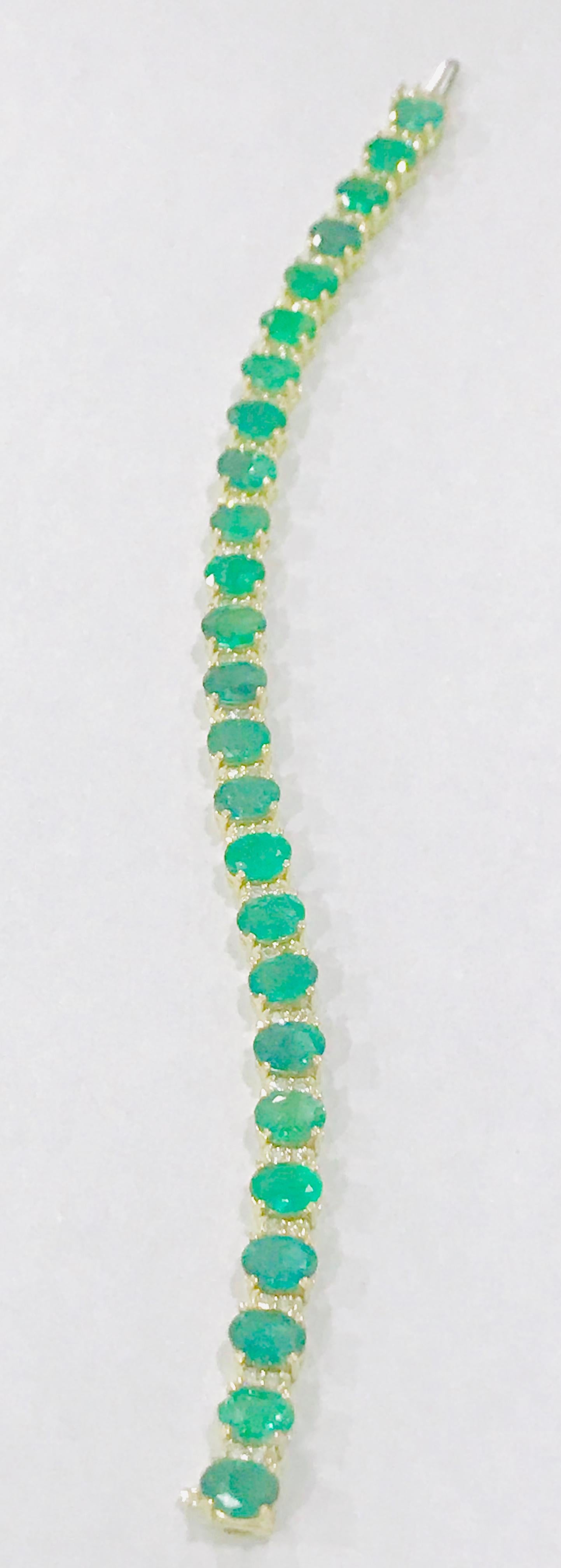 25 Carat Emerald 1.3 Carat Diamond Tennis Bracelet 18 Karat Gold In New Condition In New York, NY