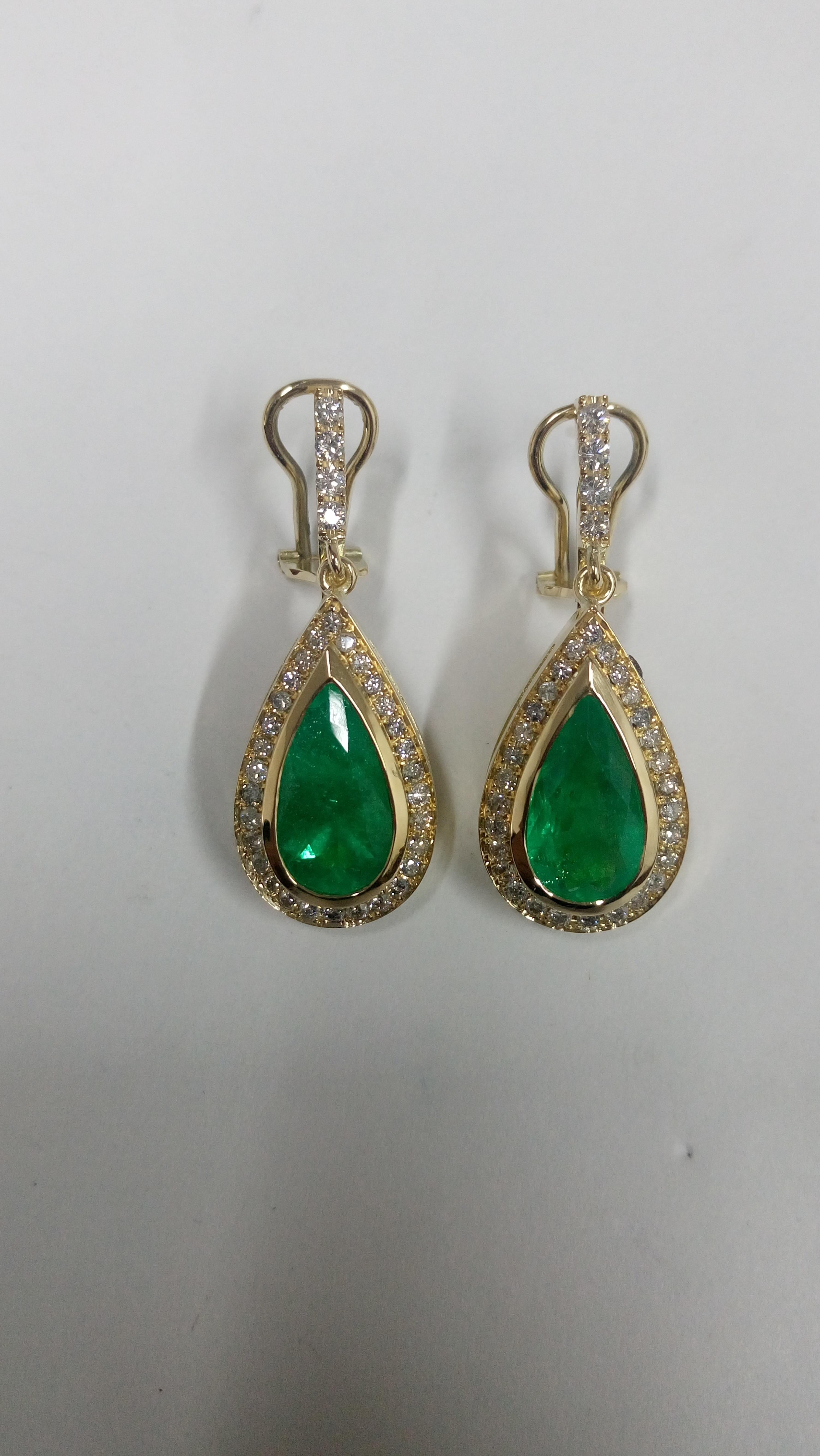 Pear Cut 2.5 Carat Emerald and Diamond Gold Drop Earrings For Sale