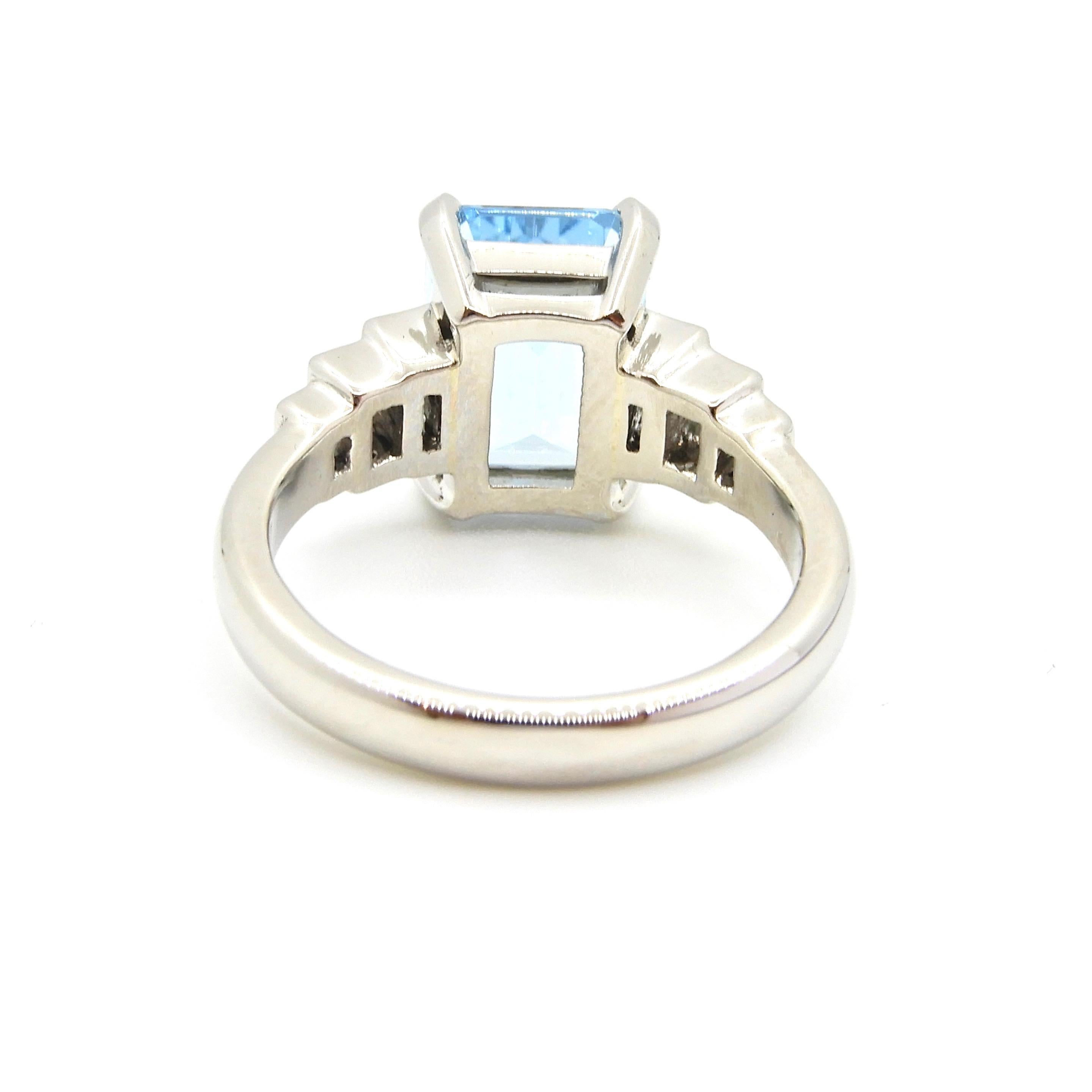 Contemporary 2.5 Carat Emerald Cut Aquamarine Diamond Platinum Ring For Sale